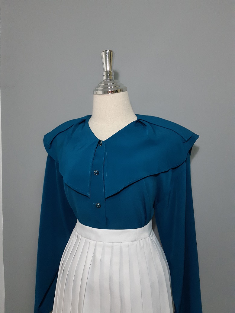 เสื้อเชิ้ตสีฟ้าเทอควอยซ์