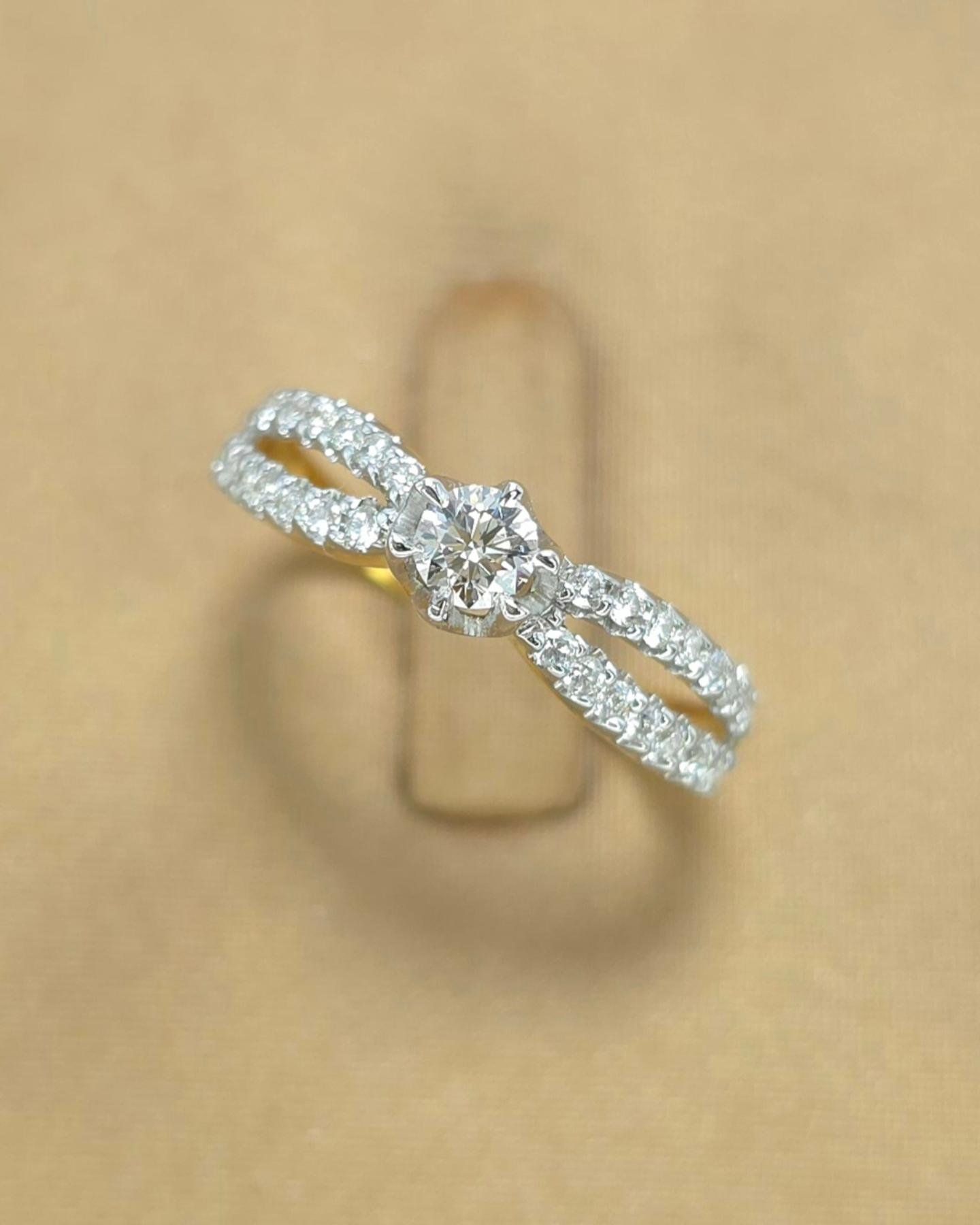 แหวนทองคำ 9K เพชรเกสร 17 ตัง 1 เม็ด 1.35 ตัง 28 เม็ด รวม 54.8 ตัง น้ำ 96-97 ความสะอาด vvs-vs ไซส์ 53 น้ำหนัก 1.59 กรัม ราคา 8,500.-(Net)