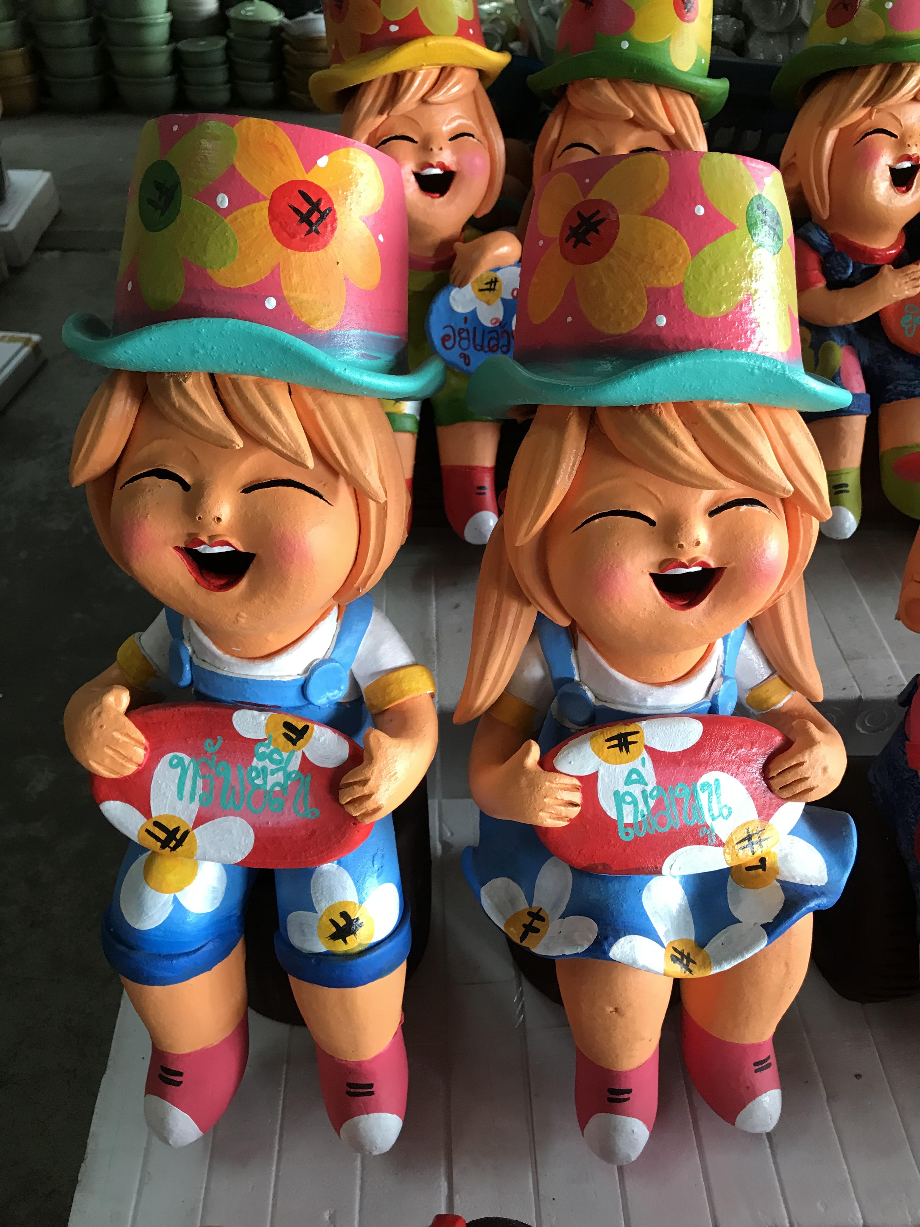 ตุ๊กตาเด็กนั่งคู่ตอไม้เดี่ยว