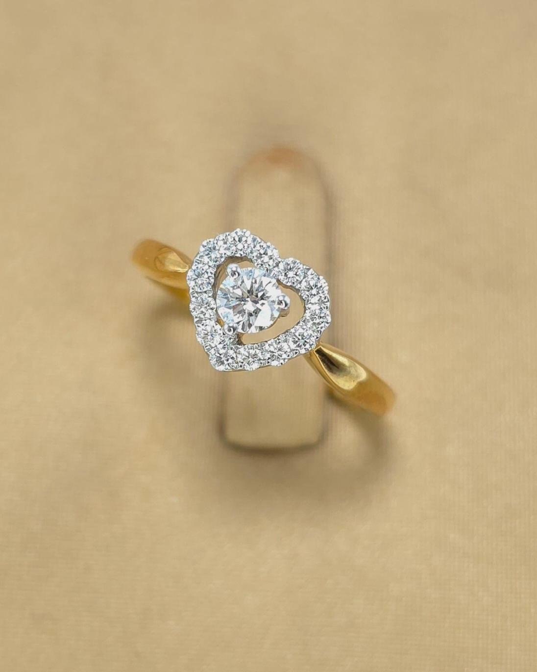 แหวนทองคำ 18K เพชรเกสร 16 ตัง 1 เม็ด 1.35 ตัง 13 เม็ด รวม 33.5 ตัง น้ำ 98-100 ความสะอาด vvs ไซส์ 49 หน้ากว้าง 7.5 มิล น้ำหนัก 2.29 กรัม ราคา 9,900.-(Net)