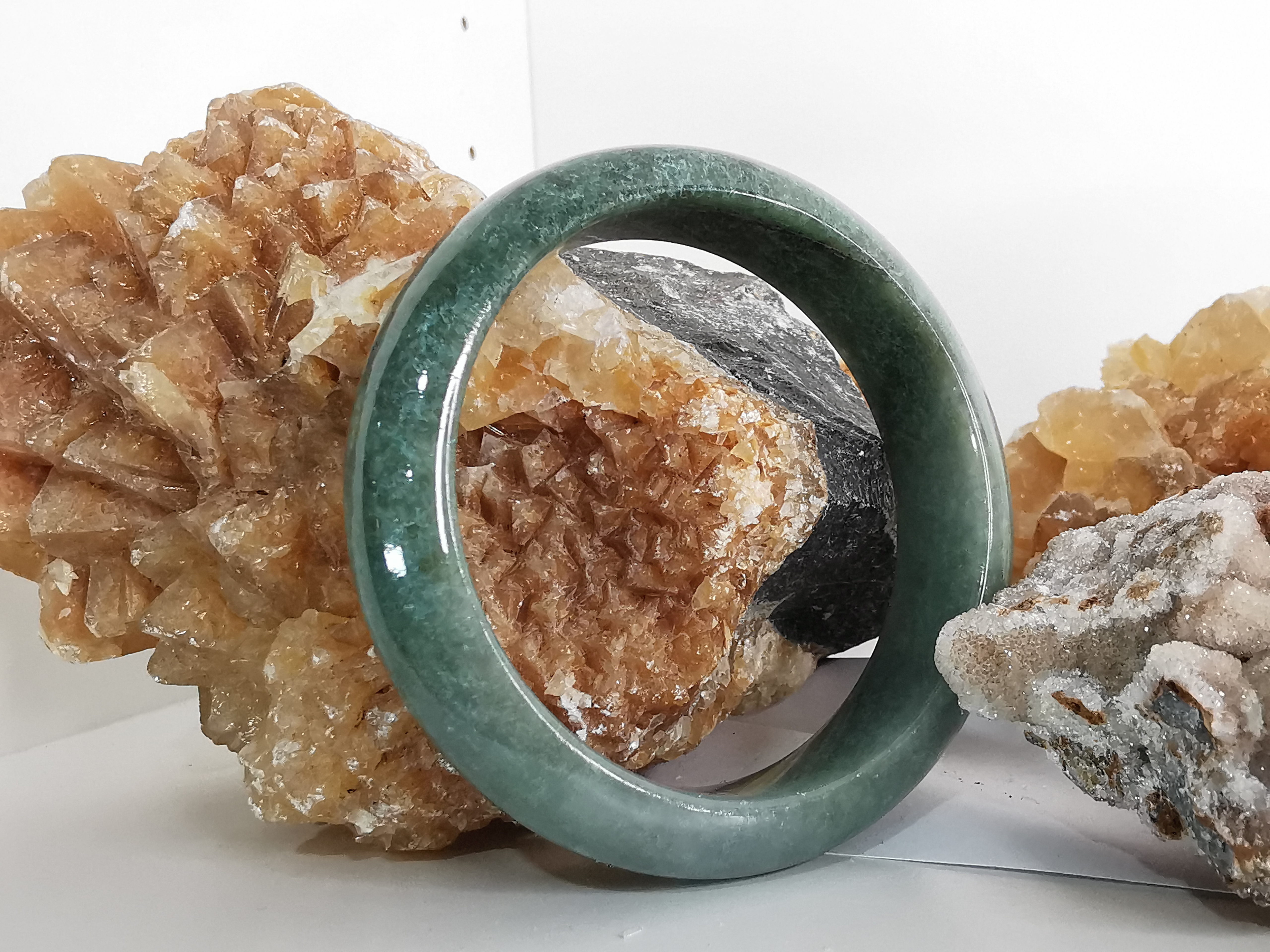 Green Bangle กำไลหยกเจไดต์แท้ Diameter/ เส้นผ่านศูนย์กลางด้านใน 55 mm.