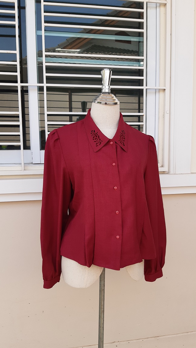 เสื้อเชิ้ตฉลุปก สีแดงเปลือกลิ้นจี่