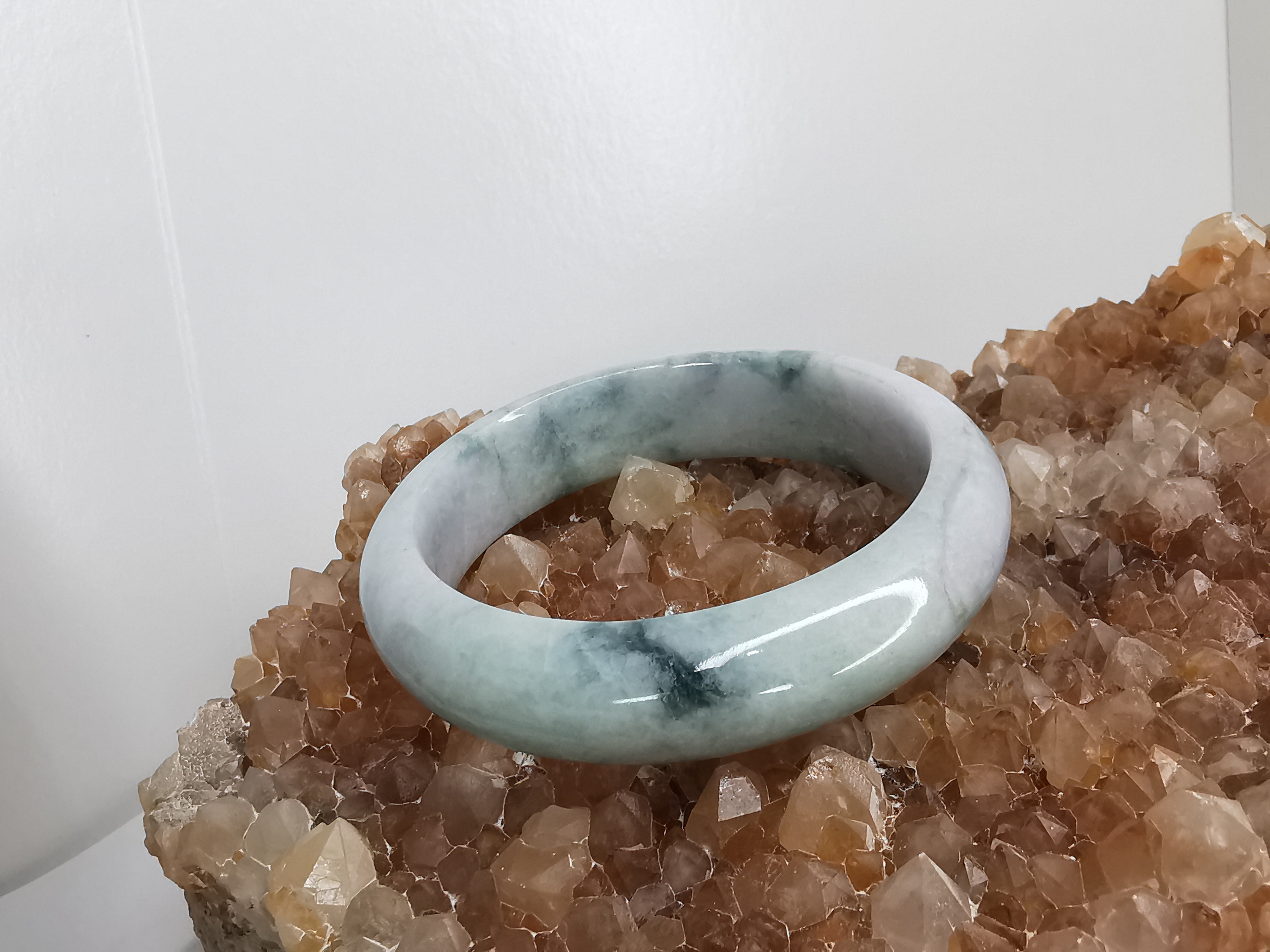 Green White Bangle กำไลหยกเจไดต์แท้ Diameter/ เส้นผ่านศูนย์กลางด้านใน 55 mm.