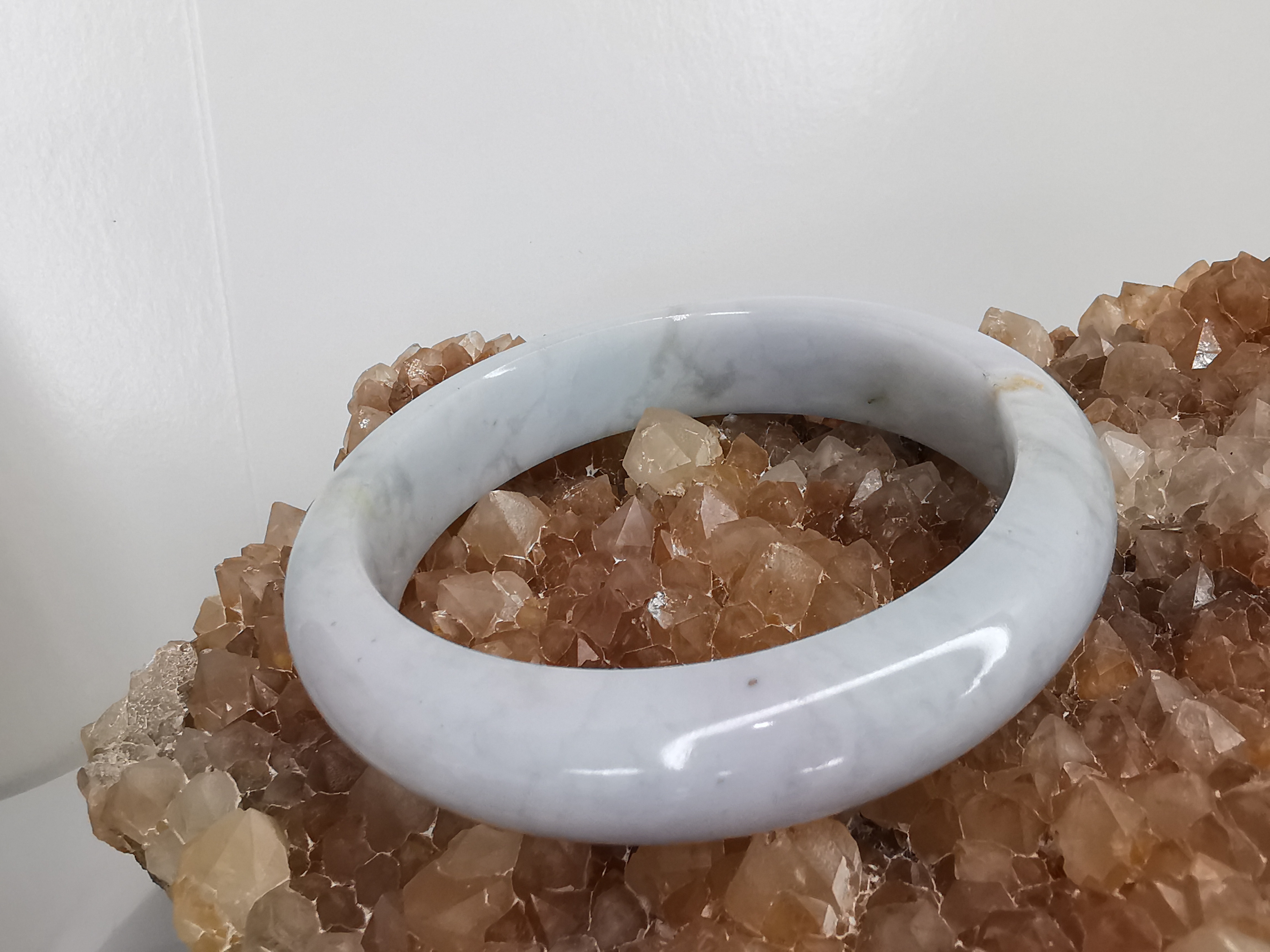 White Green Bangle กำไลหยกเจไดต์แท้ Diameter/ เส้นผ่านศูนย์กลางด้านใน 59 mm.