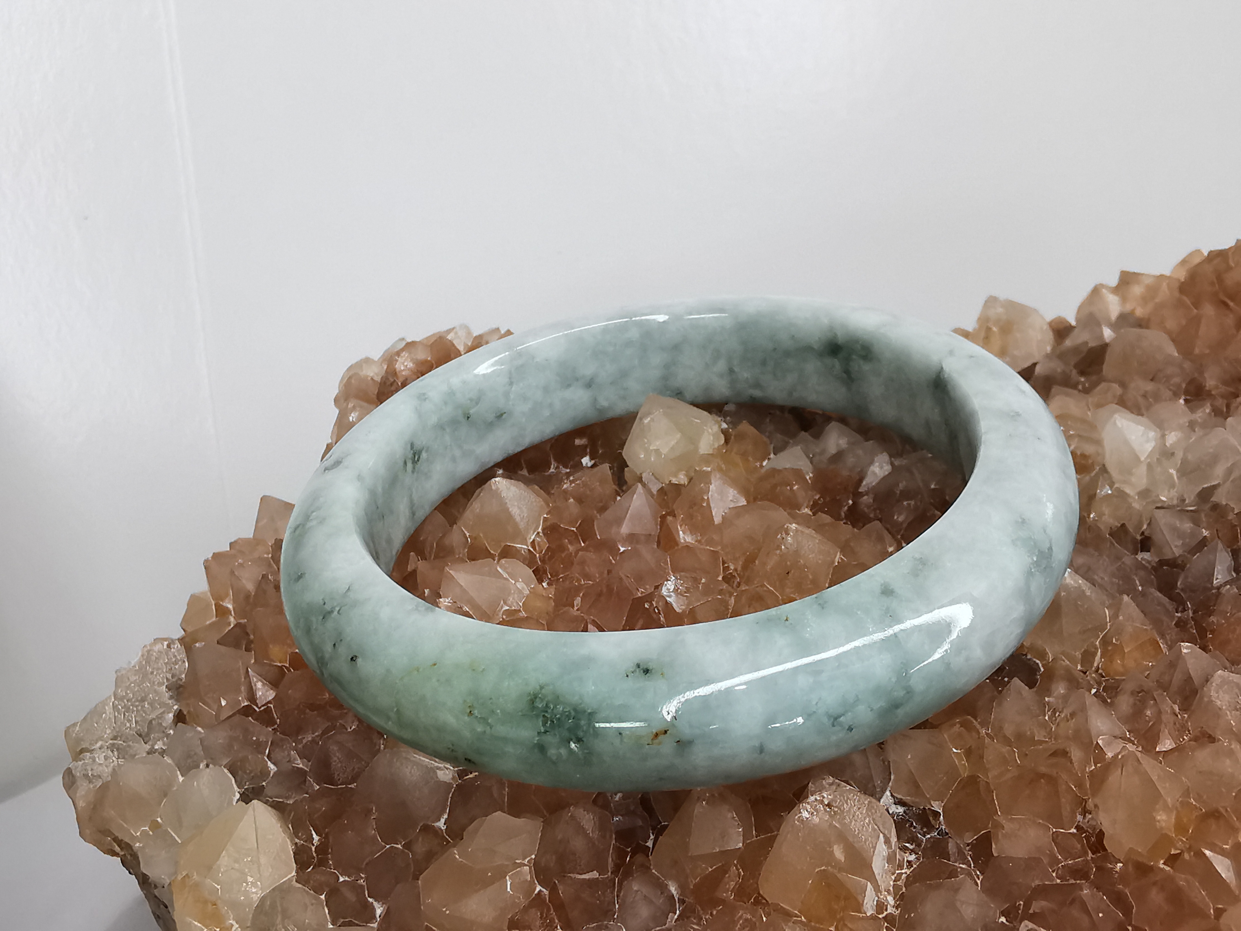 Green White Bangle กำไลหยกเจไดต์แท้ Diameter/ เส้นผ่านศูนย์กลางด้านใน 56 mm.