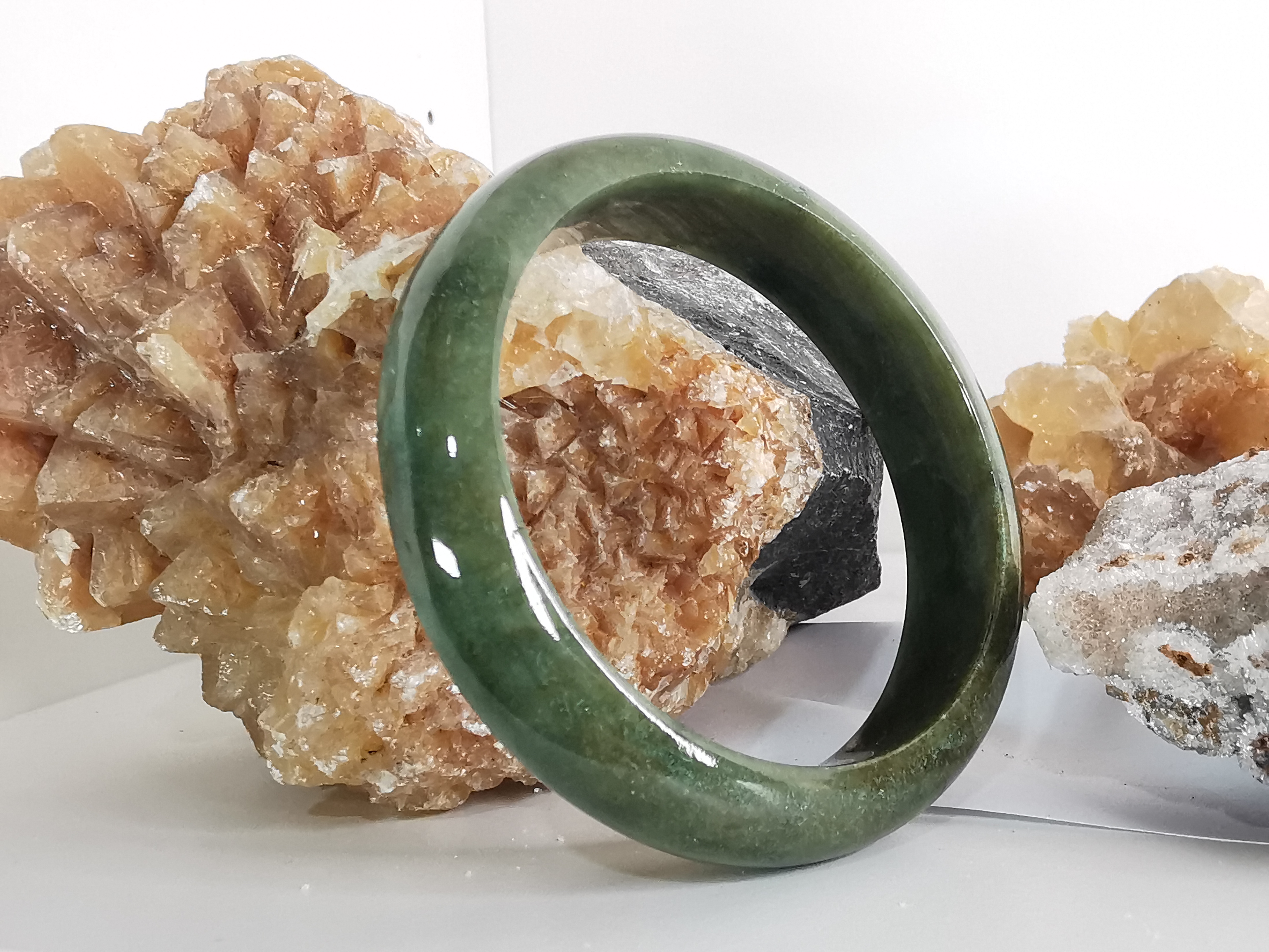 Green Bangle กำไลหยกเจไดต์แท้ Diameter/ เส้นผ่านศูนย์กลางด้านใน 58 mm.