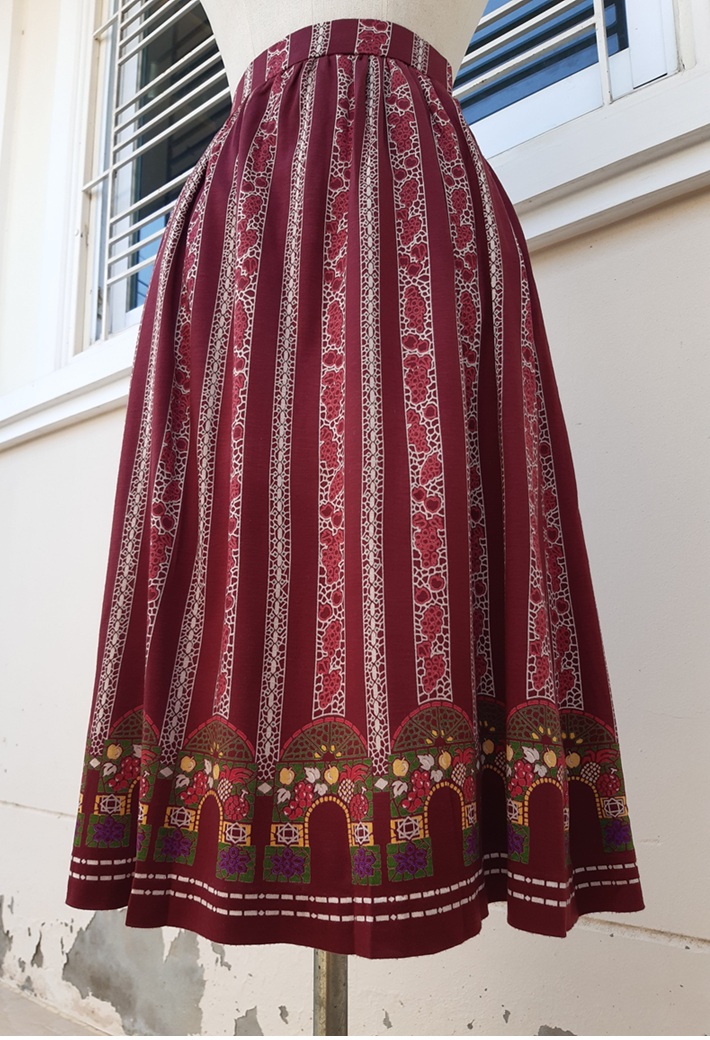 กระโปรงวินเทจสีแดงเข้ม เชิงชายลายผลไม้สไตลืบาโรก