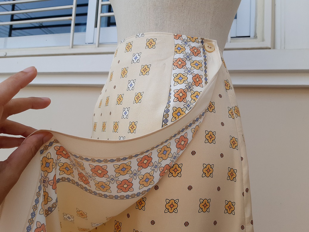 กระโปรงป้ายข้างสีครีมลายดอกไม้สีส้มโอลด์โรส