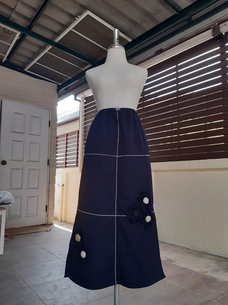 กระโปรงยาวสีดำ แต่งดอกไม้แฮนด์เมด