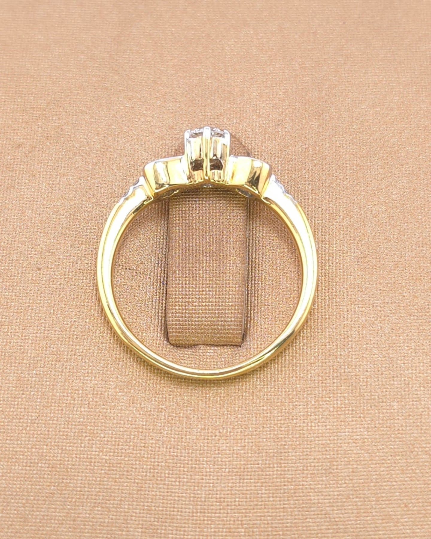 แหวนทองคำ 18K เพชรเกสร 18 ตัง 1 เม็ด 3 ตัง 2 เม็ด 0.5 ตัง 4 เม็ด รวม 26 ตัง น้ำ 96-98 ความสะอาด vvs-vs ไซส์ 48 น้ำหนัก 2.22 กรัม ราคา 8,900.-(Net)