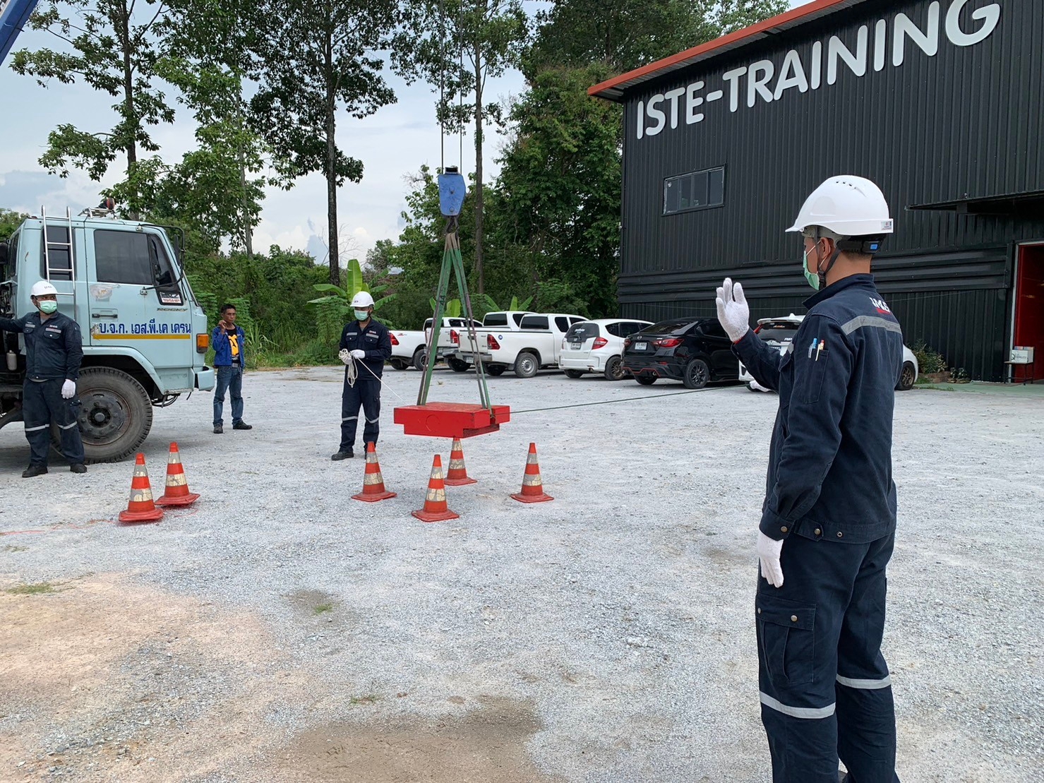 อบรมหลักสูตรเครน 4 ผู้ หลักสูตร ผู้บังคับปั้นจั่น ผู้ให้สัญญาณแก่ผู้บังคับปั้นจั่น ผู้ยึดเกาะวัสดุ และผู้ควบคุมการใช้ปั้นจั่น สำหรับปั้นจั่นชนิดเคลื่อนที่ กฎหมายใหม่ อบรม Public บาท / ท่าน อบรมเครนหลักสูตร ภาษาอังกฤษ