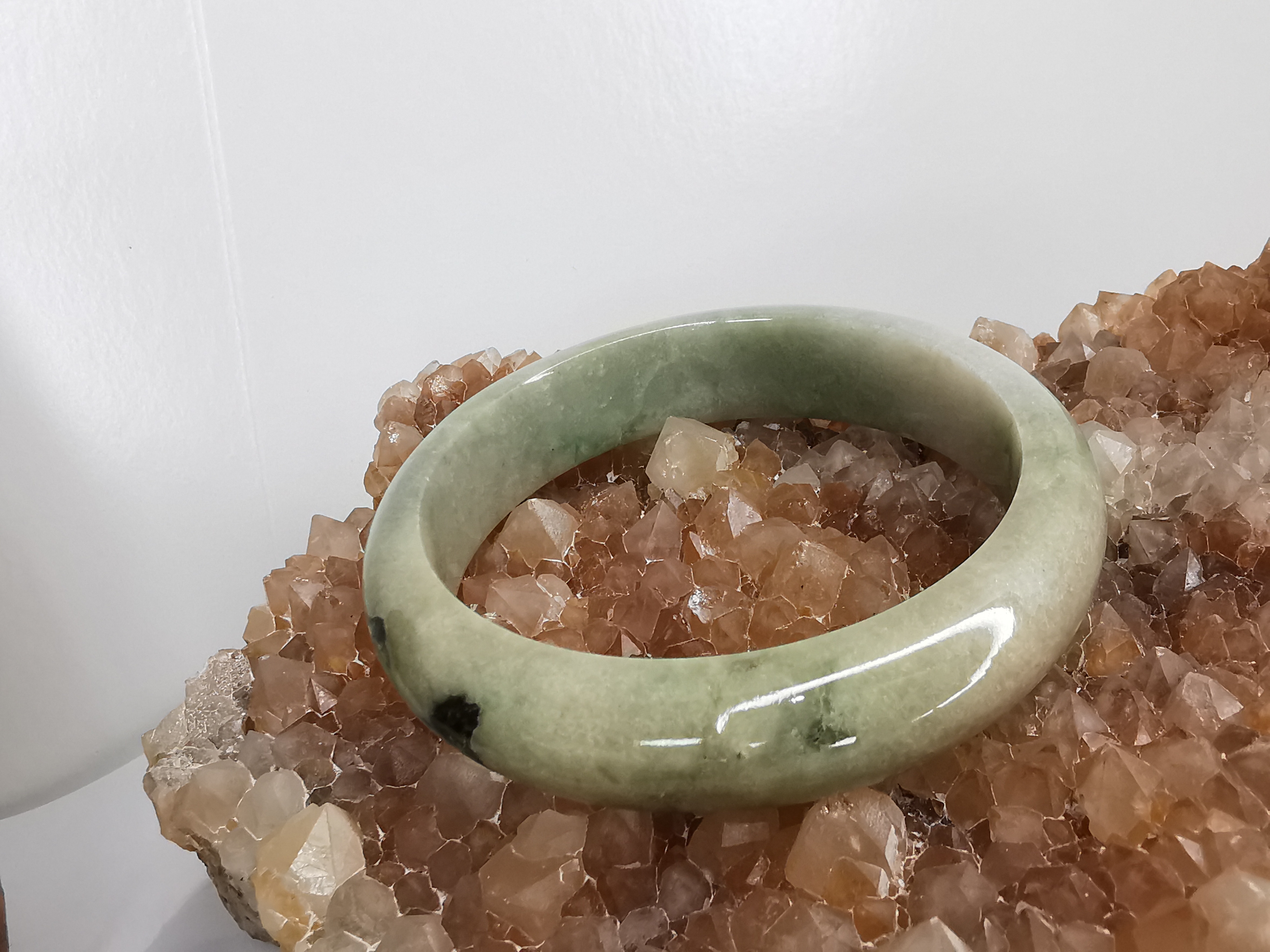 Green Yellow Bangle กำไลหยกเจไดต์แท้ Diameter/ เส้นผ่านศูนย์กลางด้านใน 58 mm.