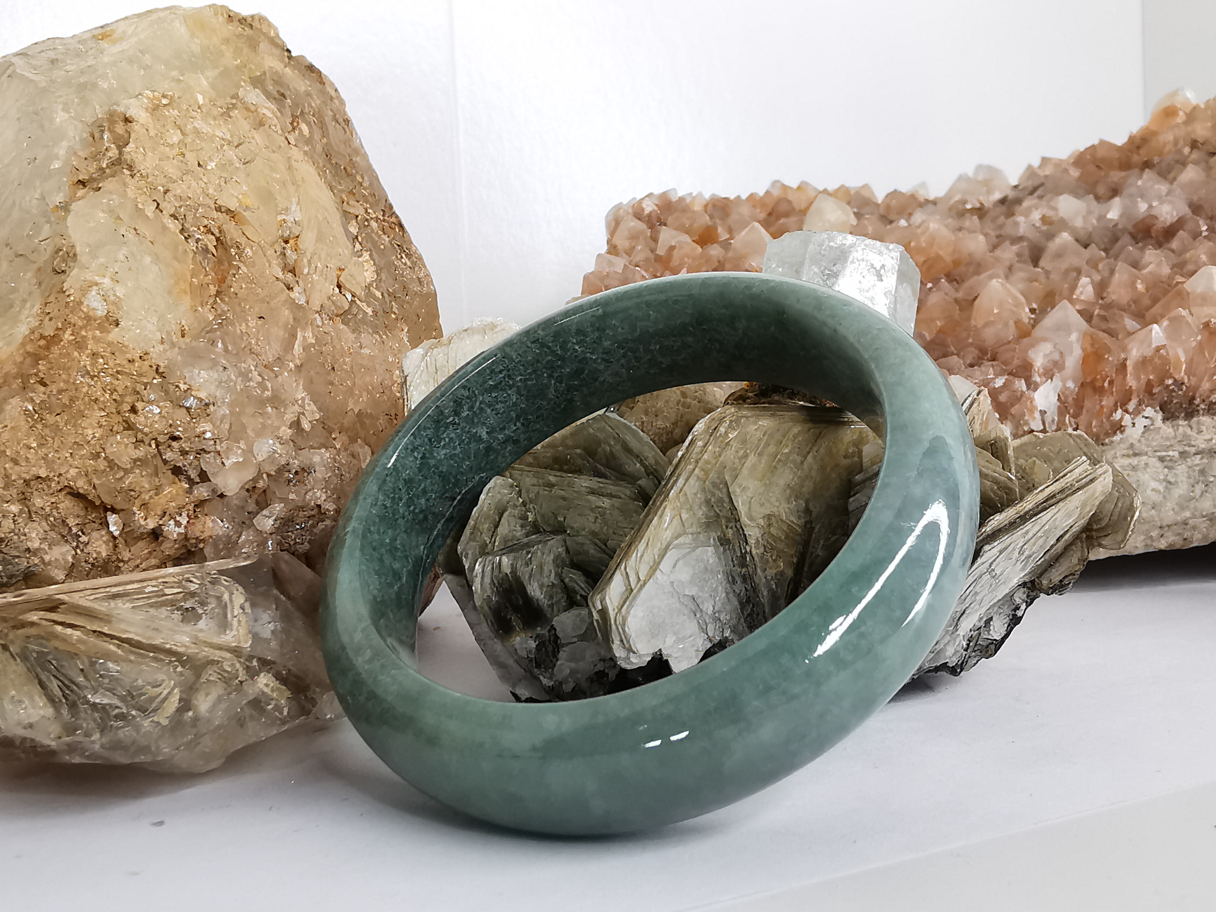 Green Bangle กำไลหยกเจไดต์แท้ Diameter/ เส้นผ่านศูนย์กลางด้านใน 55 mm.