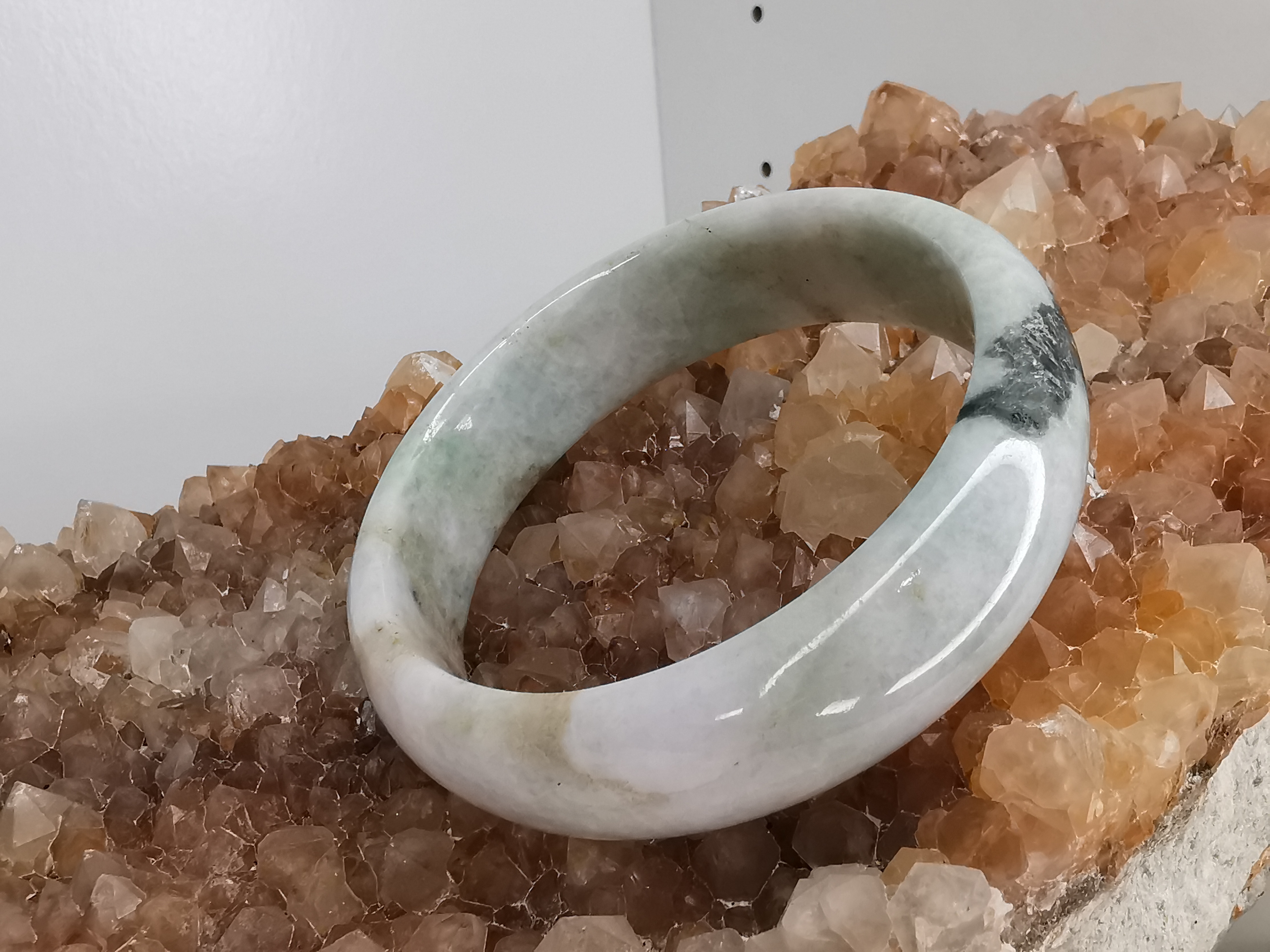 White Green Jade Bangle กำไลหยกเจไดต์แท้ Diameter/ เส้นผ่านศูนย์กลางด้านใน 57 mm.