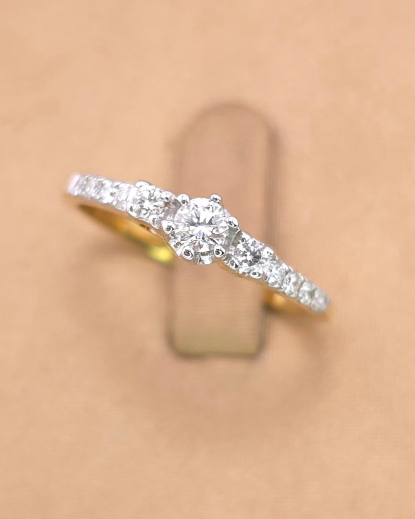 แหวนทองคำ 18K เพชรเกสร 12 ตัง 1 เม็ด 3 ตัง 2 เม็ด 1.5 ตัง 8 เม็ด รวม 30 ตัง น้ำ 96-98 ความสะอาด vvs-vs ไซส์ 53 น้ำหนัก 2.2 กรัม ราคา 8,900.-(Net)