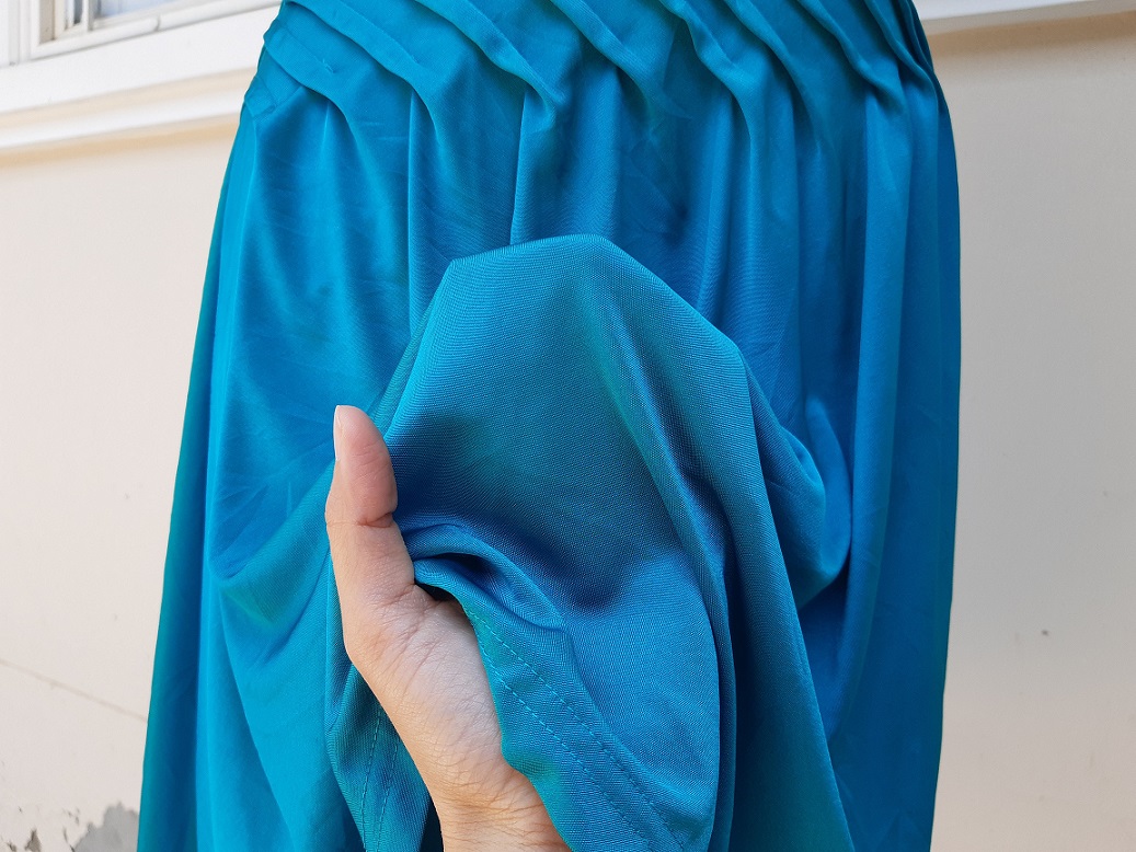 กระโปรงสั้นผ้าลื่นสีเขียวเทอควอยซ์