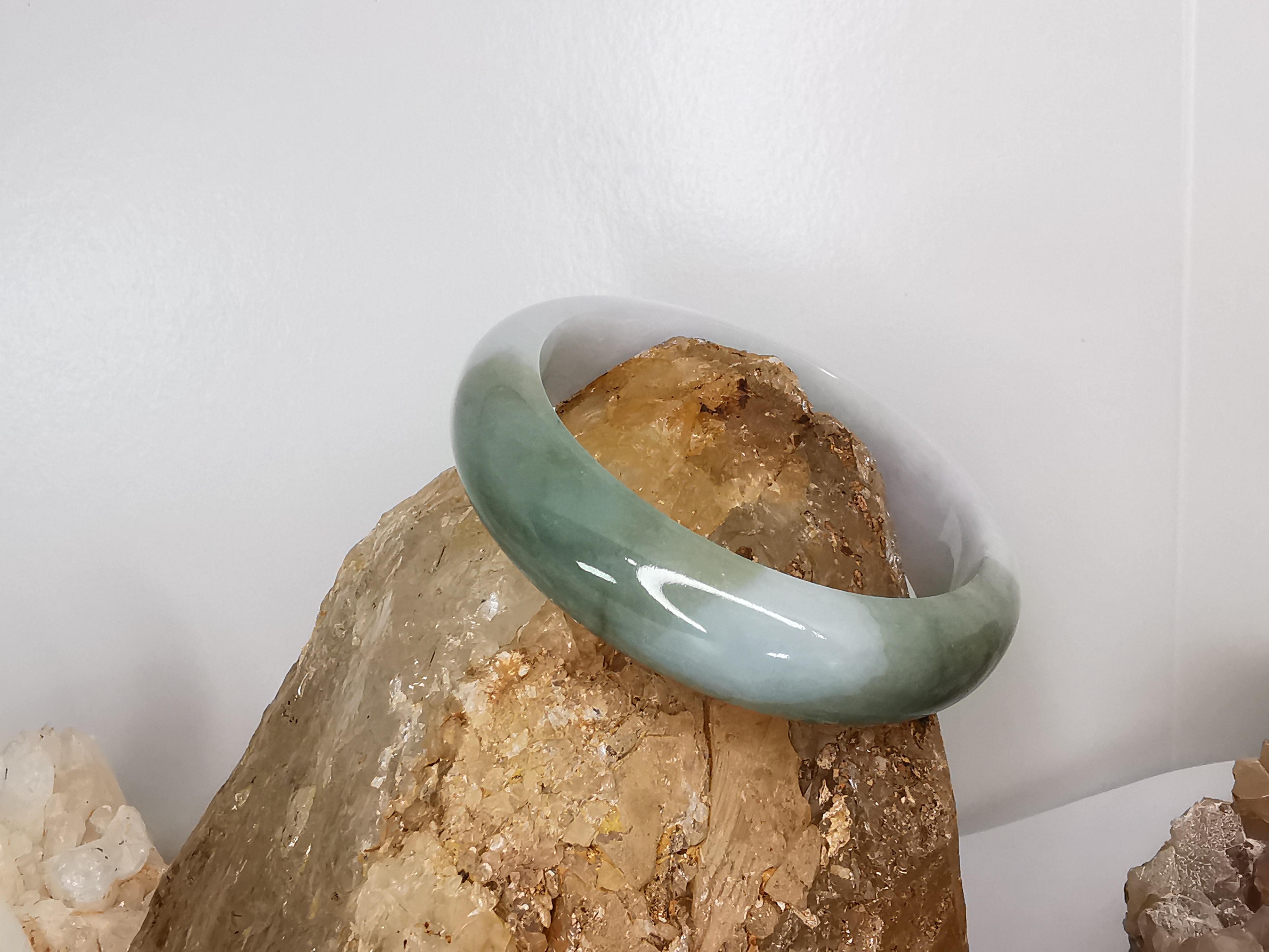 Green White Bangle กำไลหยกเจไดต์แท้ Diameter/ เส้นผ่านศูนย์กลางด้านใน 55 mm.