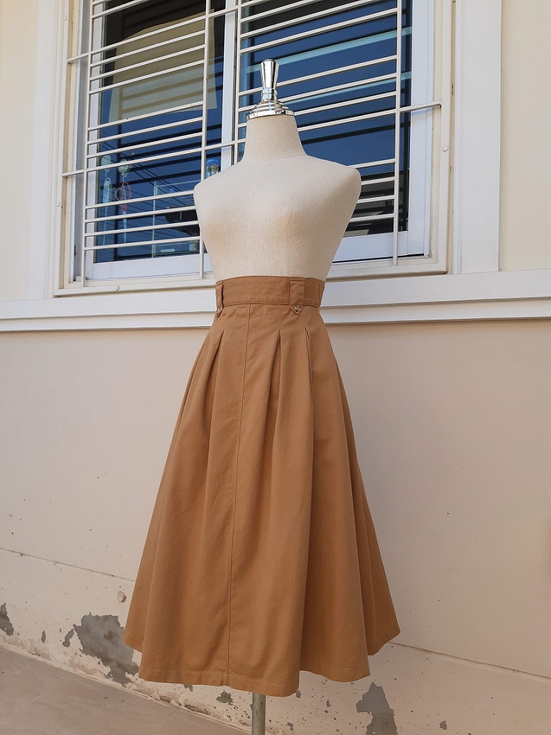 กระโปรงสีกากี จีบทวิตบน ผ้าอยู่ทรงสวยๆ