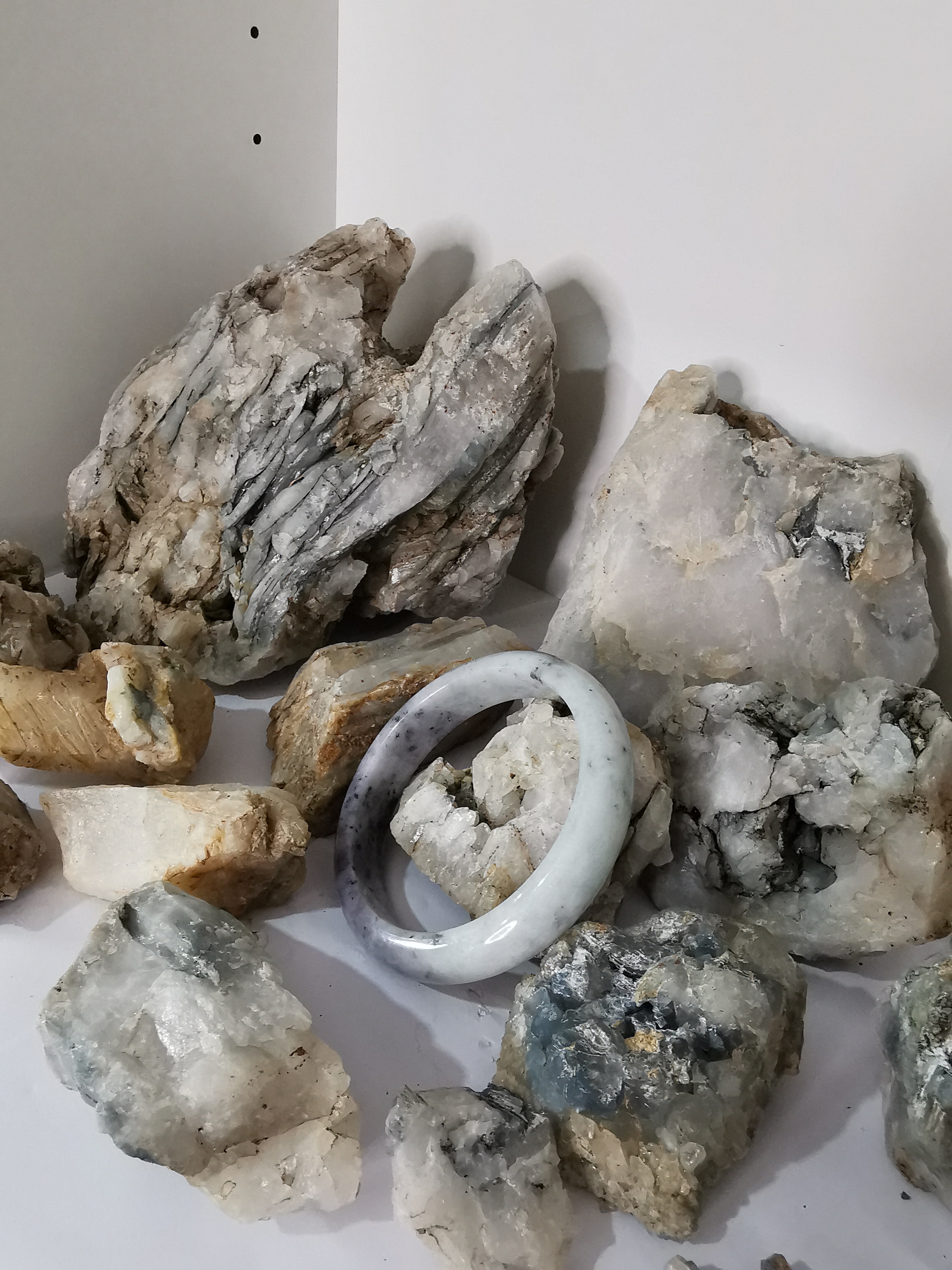 Grey Green Bangle กำไลหยกเจไดต์แท้ Diameter/ เส้นผ่านศูนย์กลางด้านใน 63 mm.