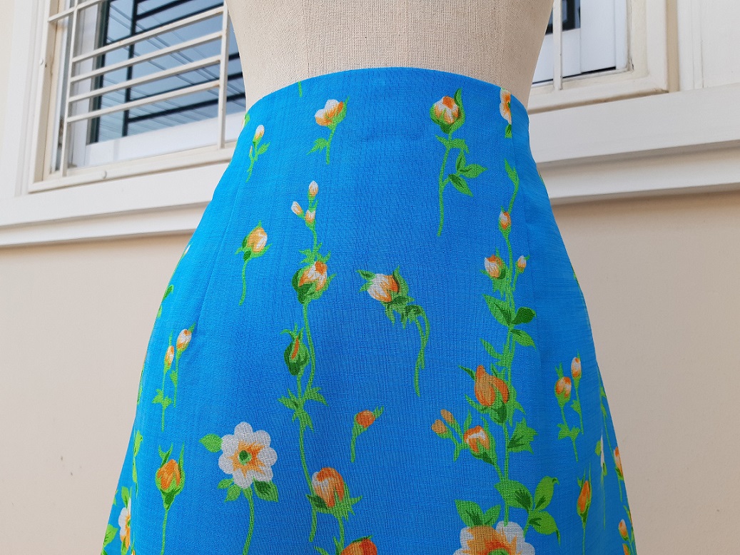 กระโปรงสั้นทรงเอสีฟ้าลายดอกกุหลาบสีส้ม (Vintage skirt)
