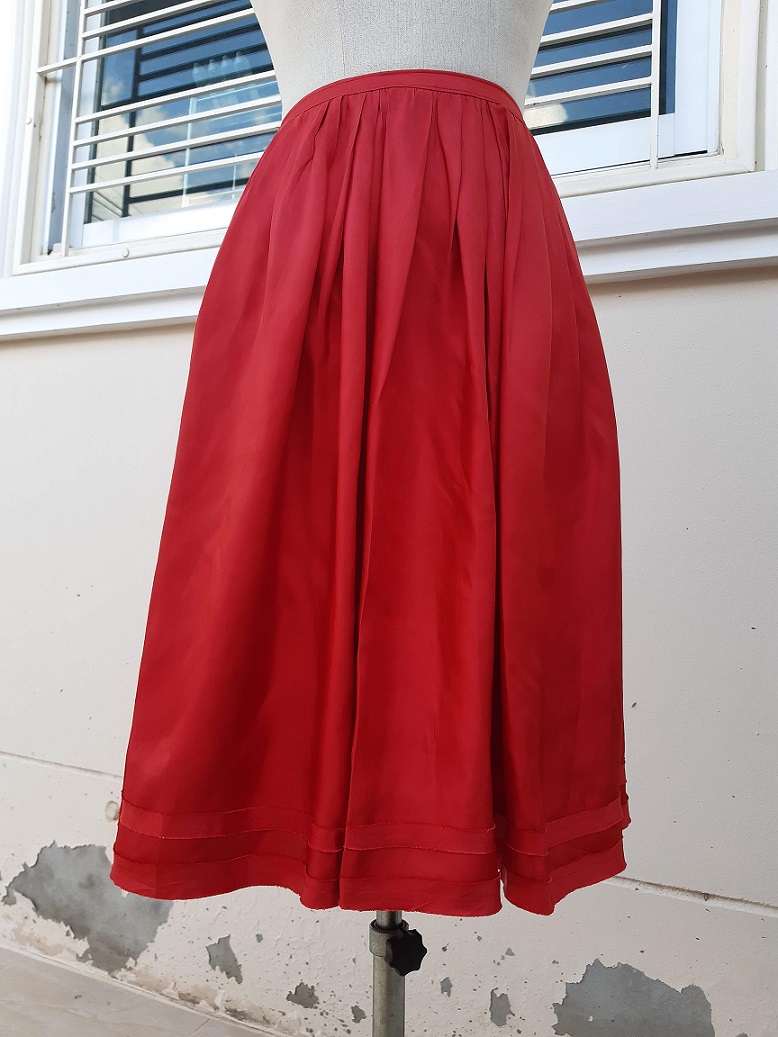 กระโปรงบานสีแดงแอปเปิ้ล ผ้าลื่นพริ้วสวยๆ
