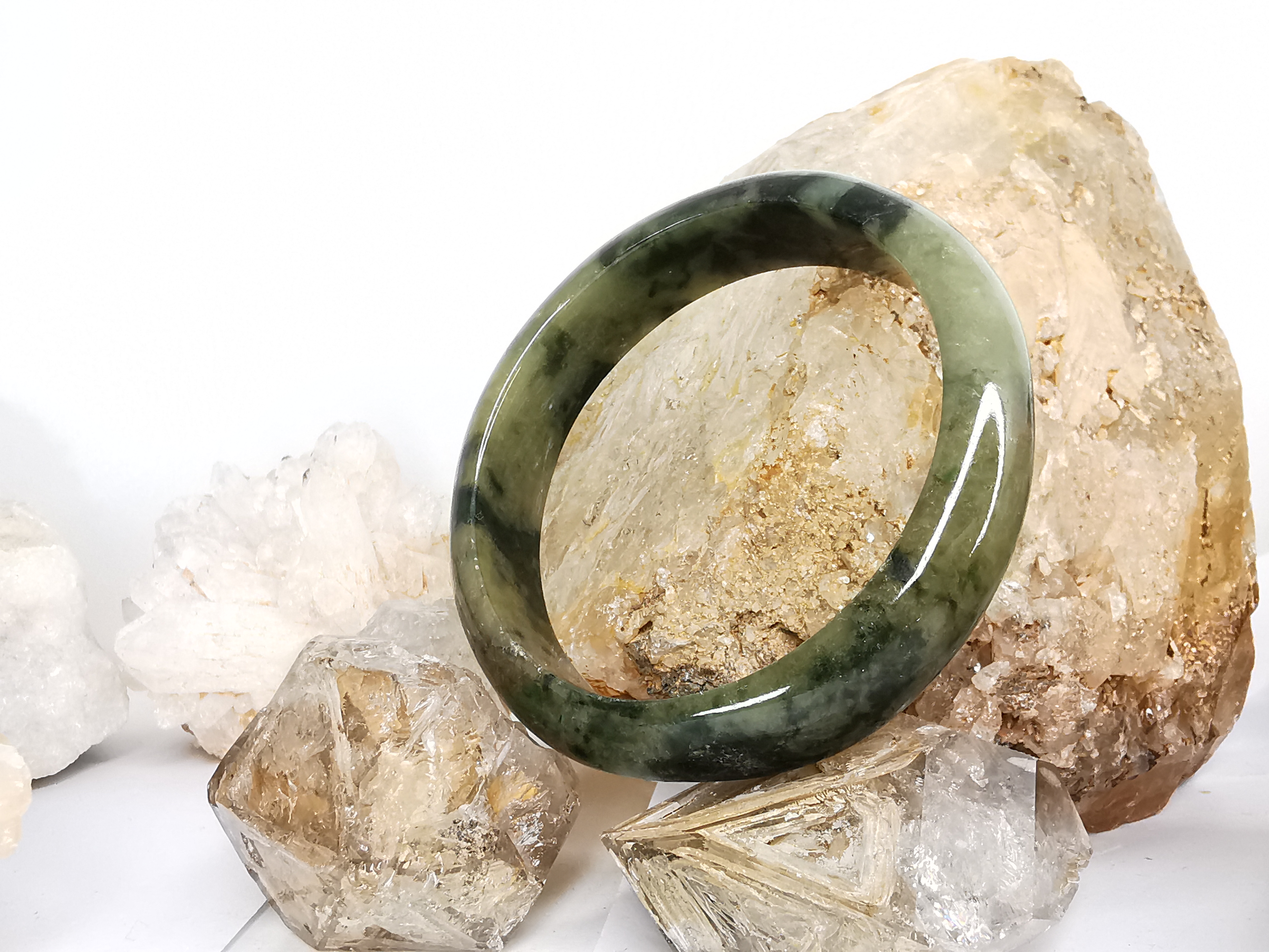 Green Jade Bangle กำไลหยกเจไดต์แท้ Diameter/ เส้นผ่านศูนย์กลางด้านใน 59 mm.