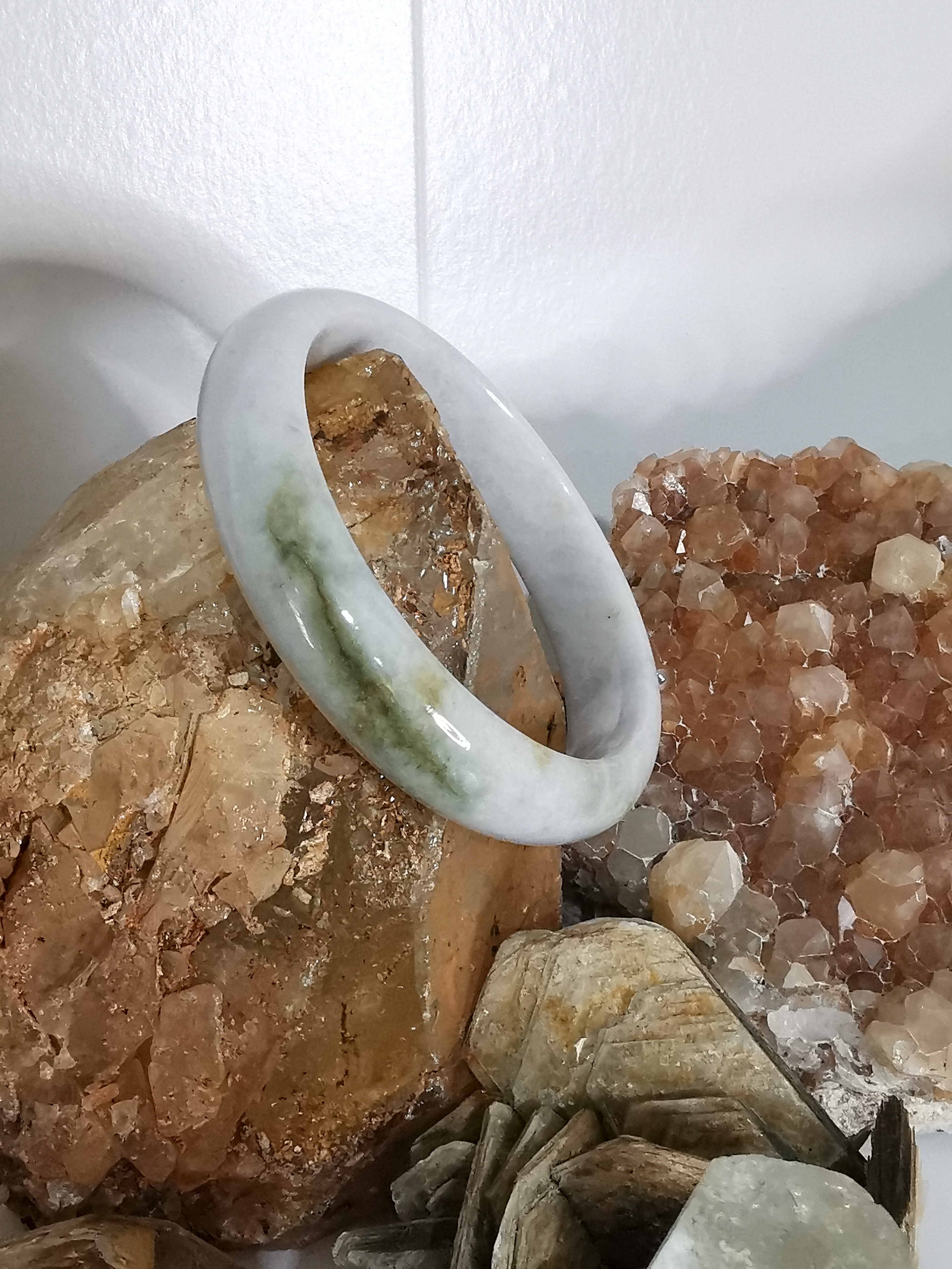 White Green Bangle กำไลหยกเจไดต์แท้ Diameter/ เส้นผ่านศูนย์กลางด้านใน 63 mm.