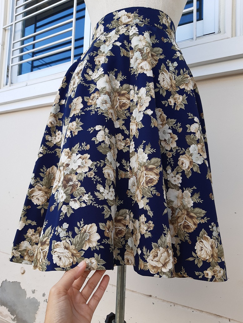กระโปรงวินเทจลายดอกไม้ พื้นสีกรมท่า