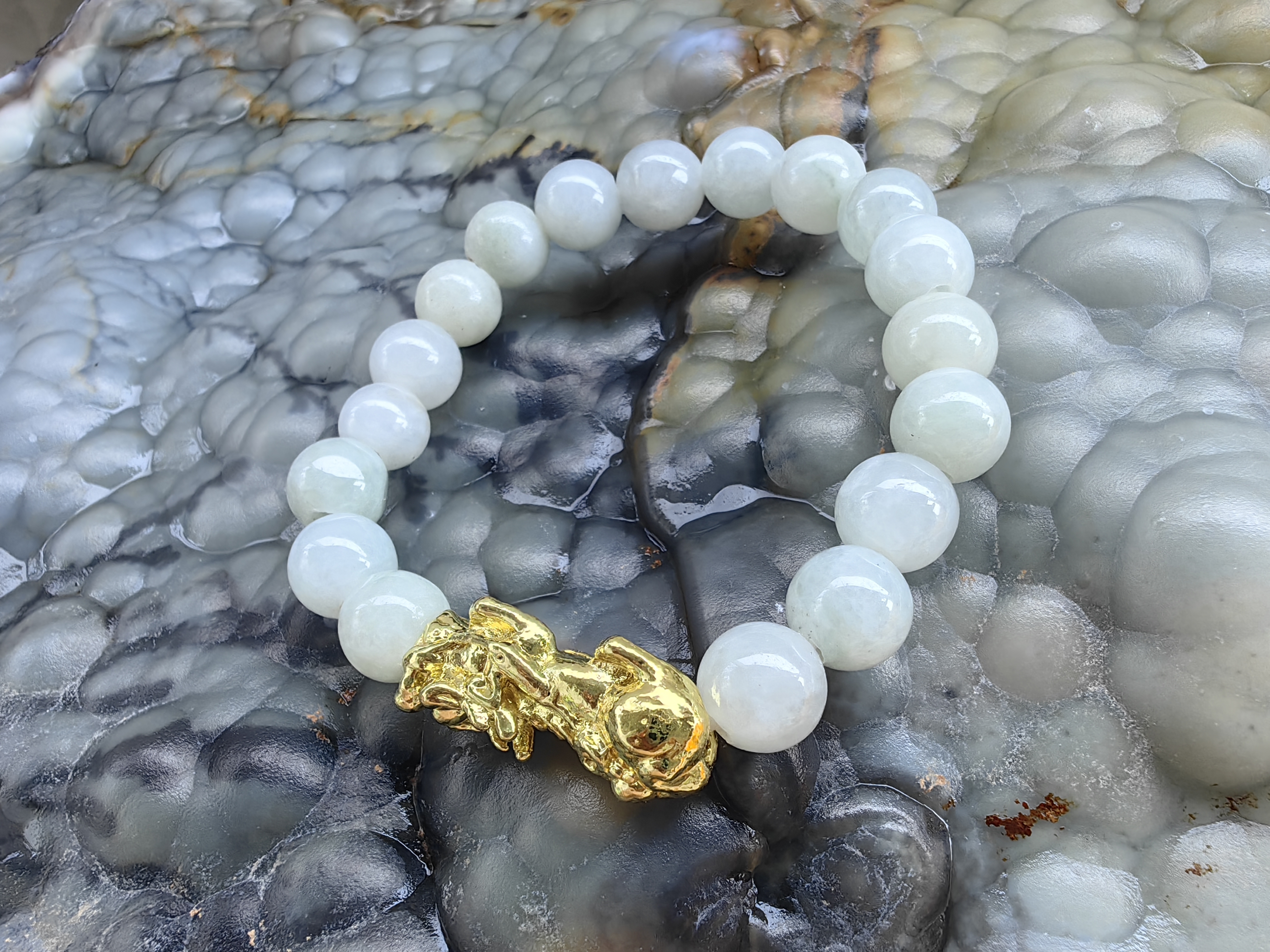 White- Light Green Burmese Jadeite Bracelets Dragon Gold plated Round 10 mm. สร้อยข้อมือหยกพม่าปี่เซียะชุบทอง ขาว ขาวอมเขียว กลม 10 มม. Free Size