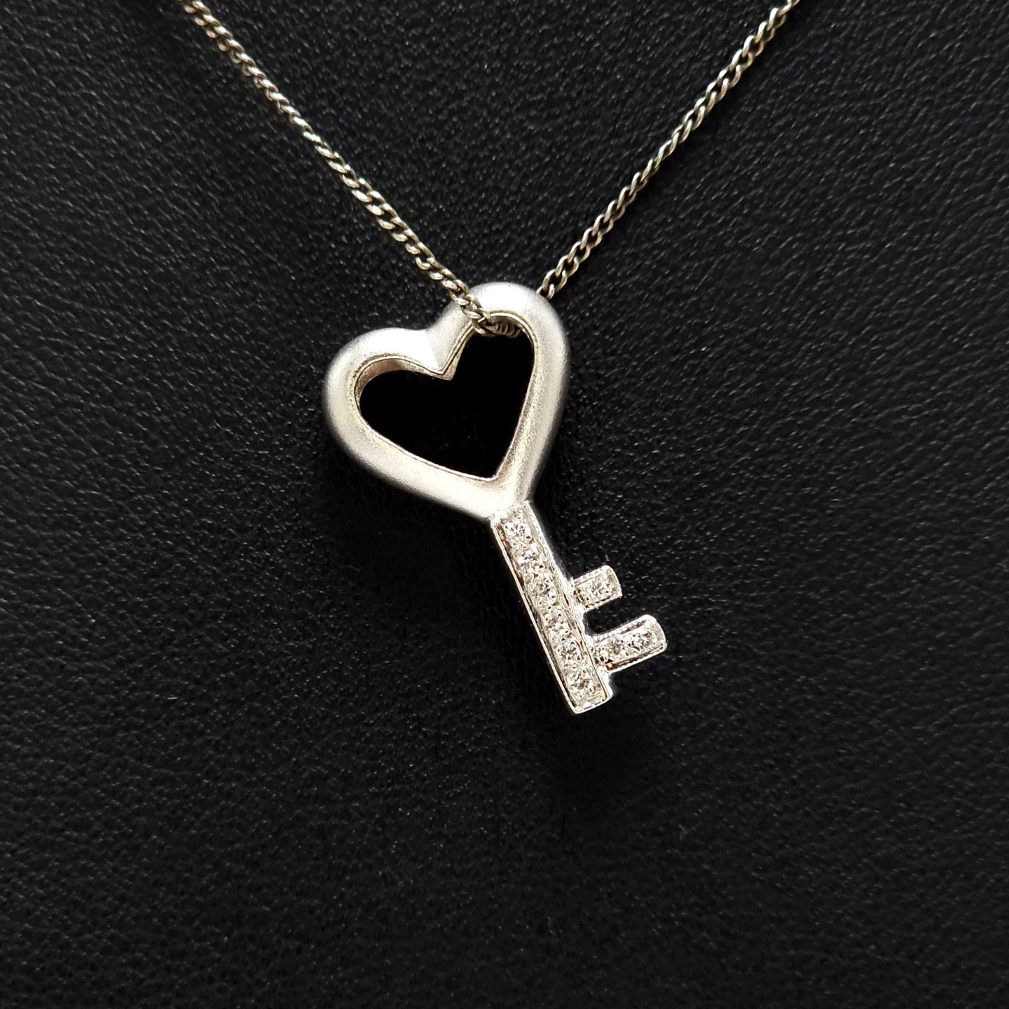 🚫ปิดการขาย(SoIdOut)🚫จี้ทองคำ 18K เพชรเกสร 1 ตัง 9 เม็ด รวม 9 ตัง น้ำ 95-96 ความสะอาด vs1-2 น้ำหนัก 2.62 กรัม ราคา 5500.-(Net)