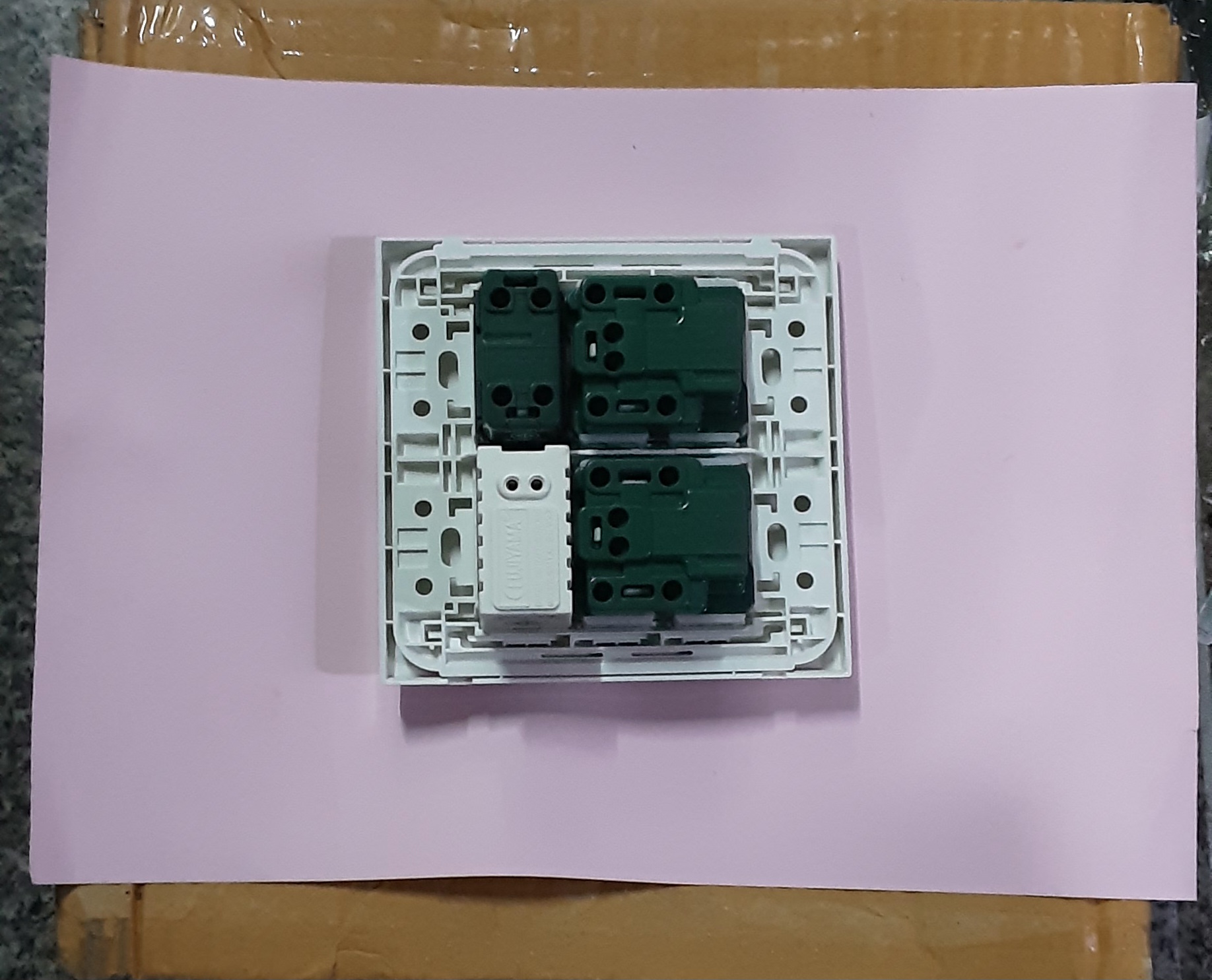 ชุดสวิตซ์ไฟสำเร็จ Panasonic สวิตซ์หรี่เเสง 1 ช่อง เต้ารับเดียว มีกราวด์ 2 ช่อง สวิตซ์ 1 ช่อง พร้อมหน้ากาก 6 ช่อง บล็อกลอย4x4 สีขาว