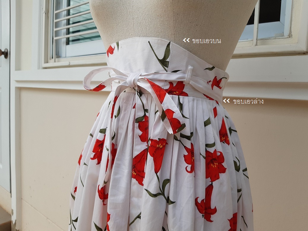 กระโปรงสีขาวลายดอกไม้สีแดงแสด