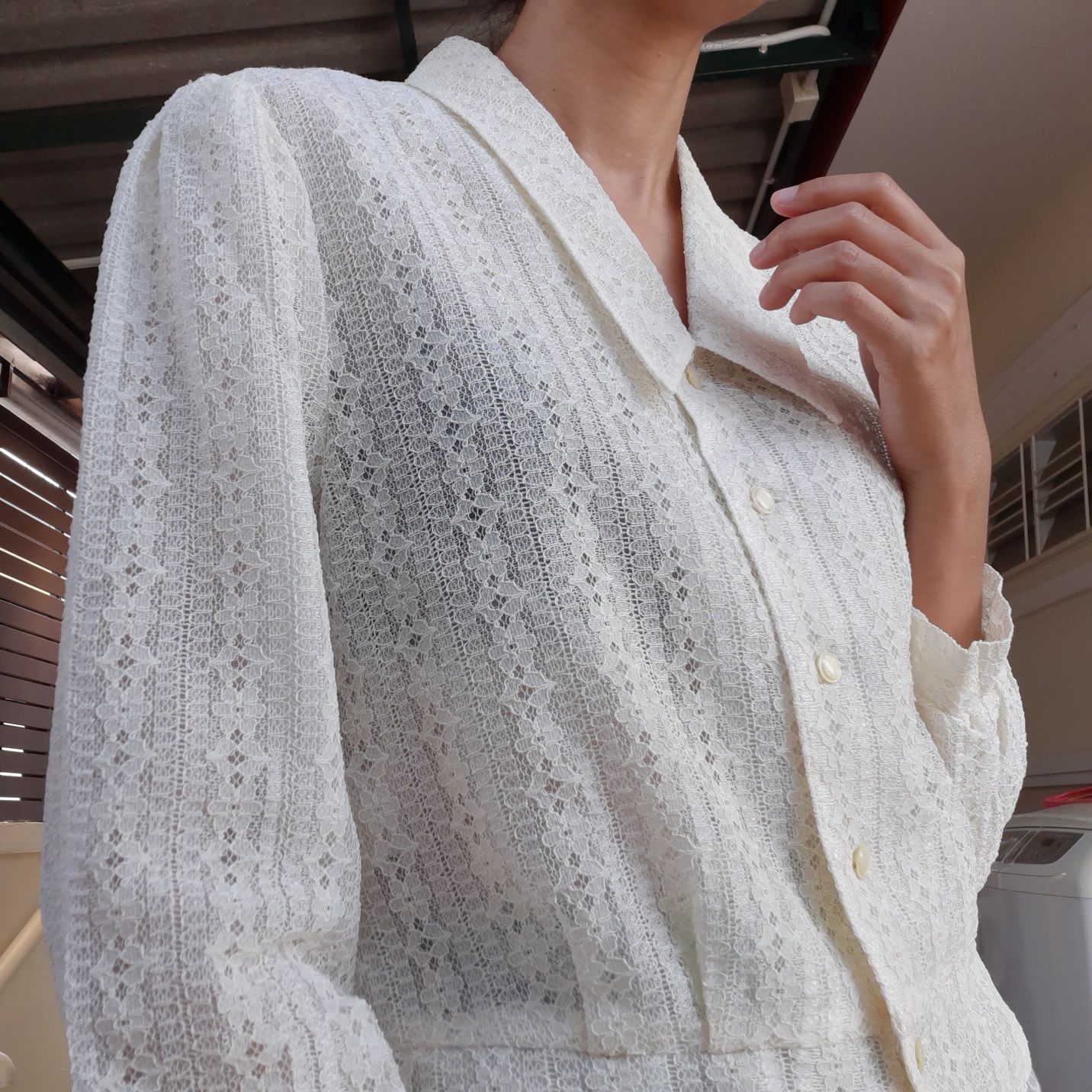 เสื้อลูกไม้สีครีมแขนยาว