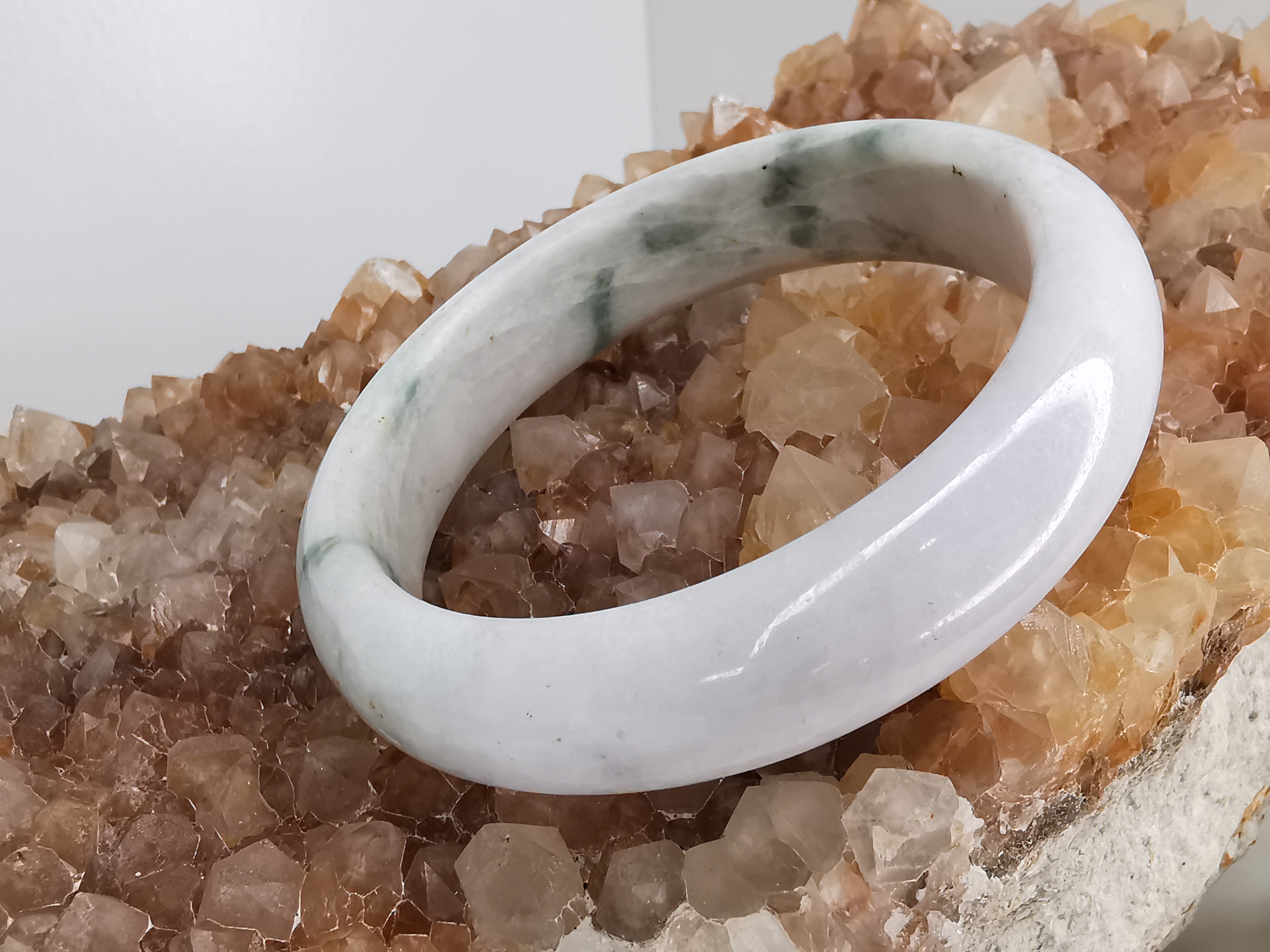 White Green Jade Bangle กำไลหยกเจไดต์แท้ Diameter/ เส้นผ่านศูนย์กลางด้านใน 57 mm.