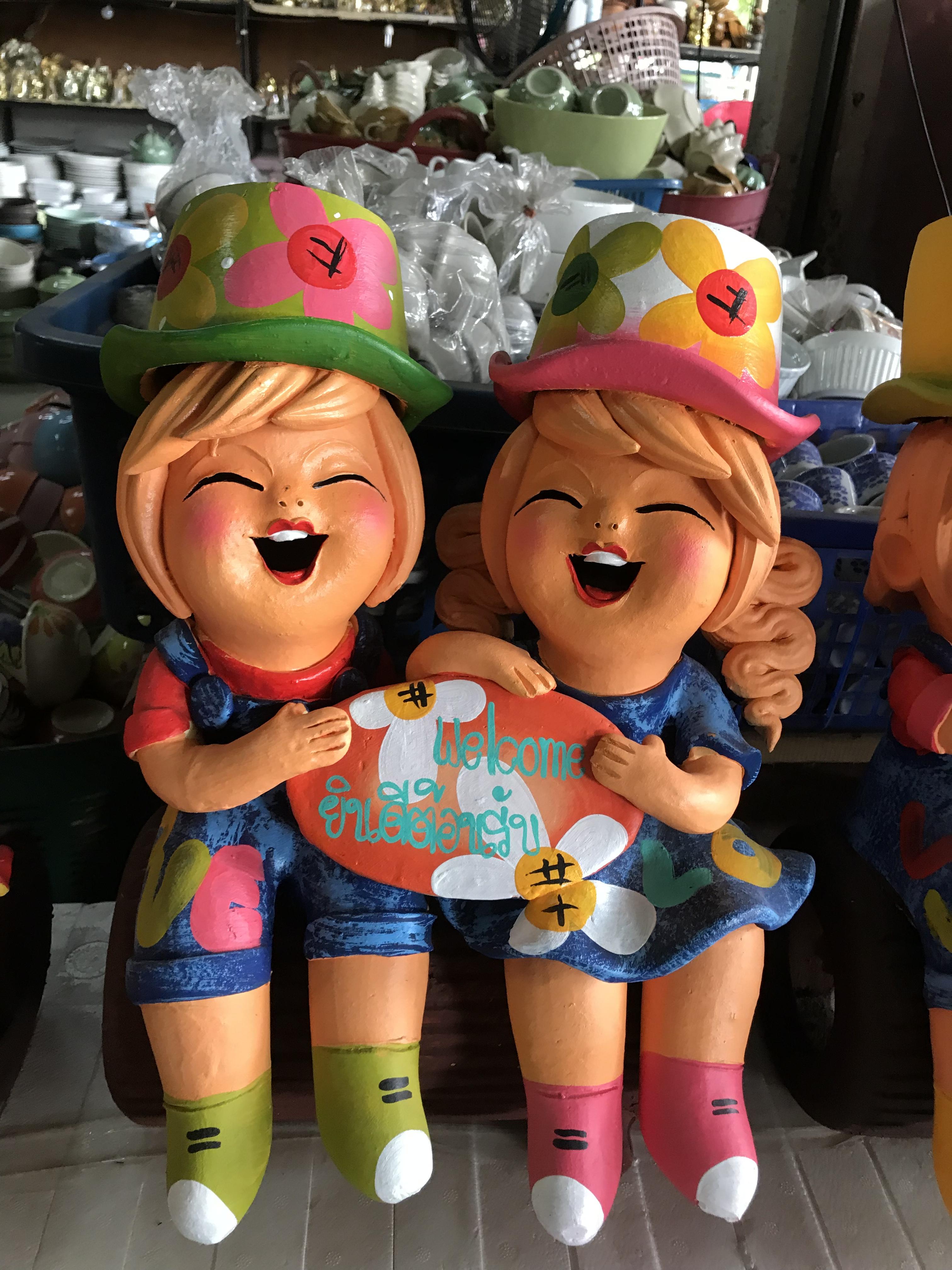 ตุ๊กตาดินเด็กคู่นั่งขอนไม้ใหญ่