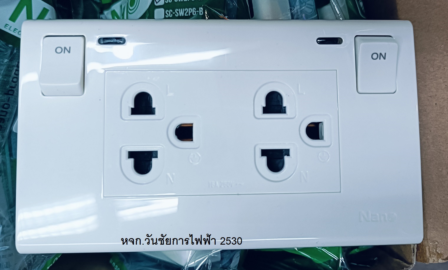 Nano ชุดเต้ารับคู่มีกราวน์ ปลั๊กกราวน์คู่ + ม่านนิรภัย + สวิตซ์ควบคุมแบบมีไฟ SC-SW2P6 WHITE สีขาว