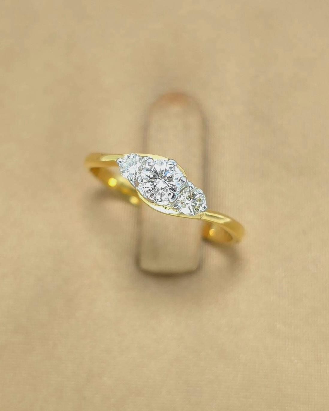 แหวนทองคำ 18K เพชรเกสร 15 ตัง 1 เม็ด 6 ตัง 2 เม็ด รวม 27 ตัง น้ำ 95-96 ความสะอาด vs2 ไซส์ 48 น้ำหนัก 1.64 กรัม ราคา 7,500.-(Net)