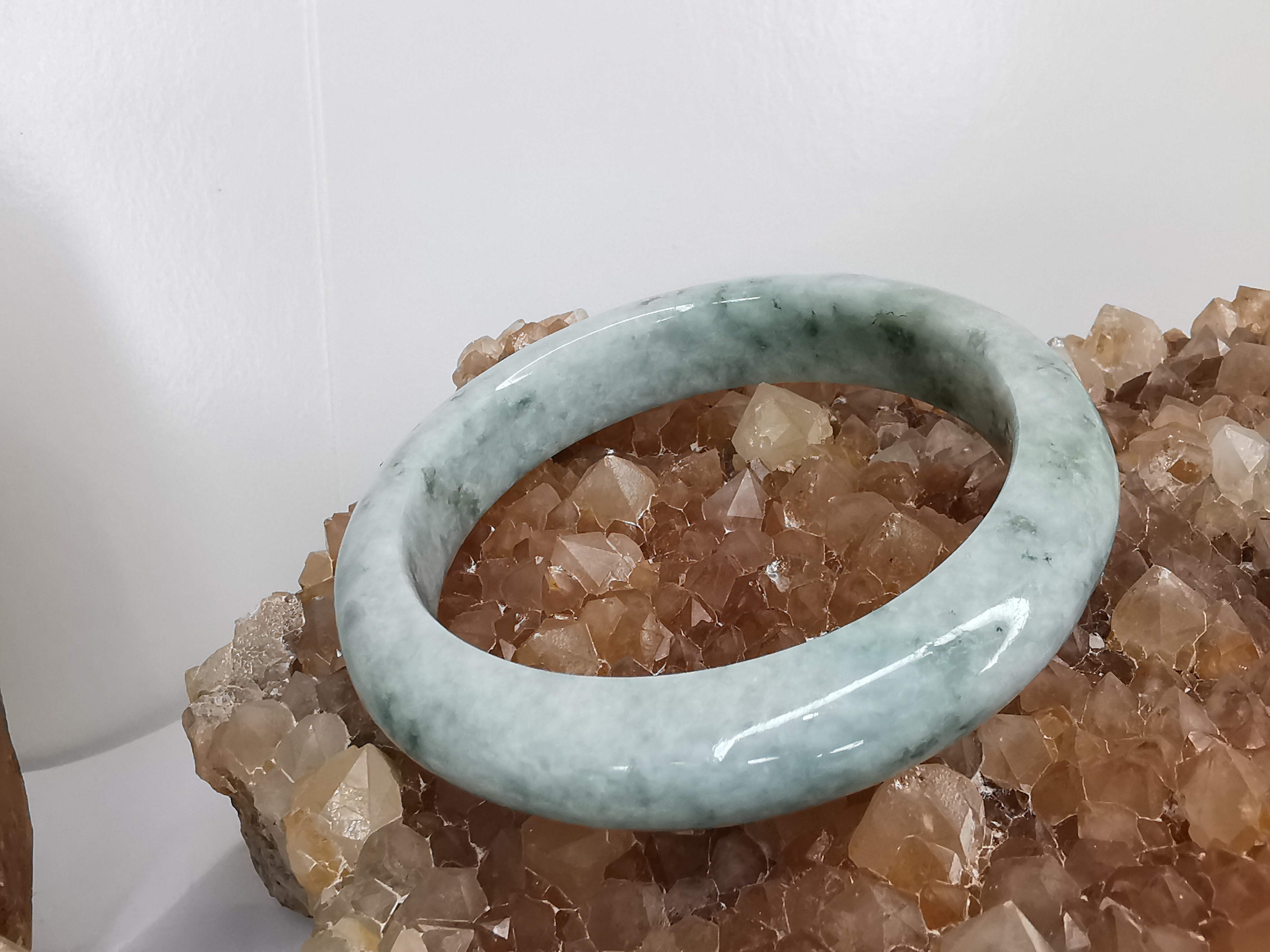 Green White Bangle กำไลหยกเจไดต์แท้ Diameter/ เส้นผ่านศูนย์กลางด้านใน 56 mm.