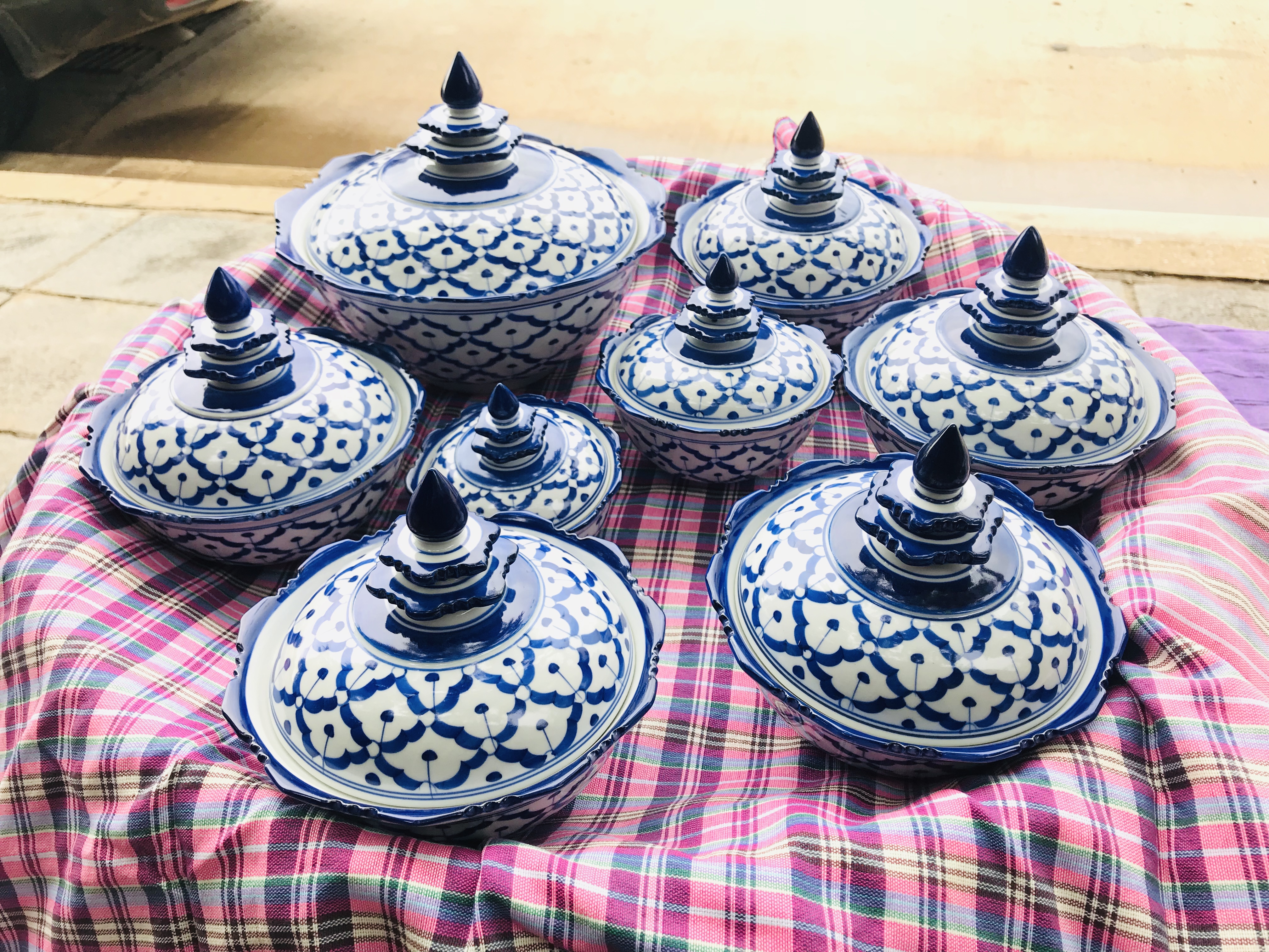 ชุดขันโตกโถฉัตรฝาปิดลายไทย8ใบ