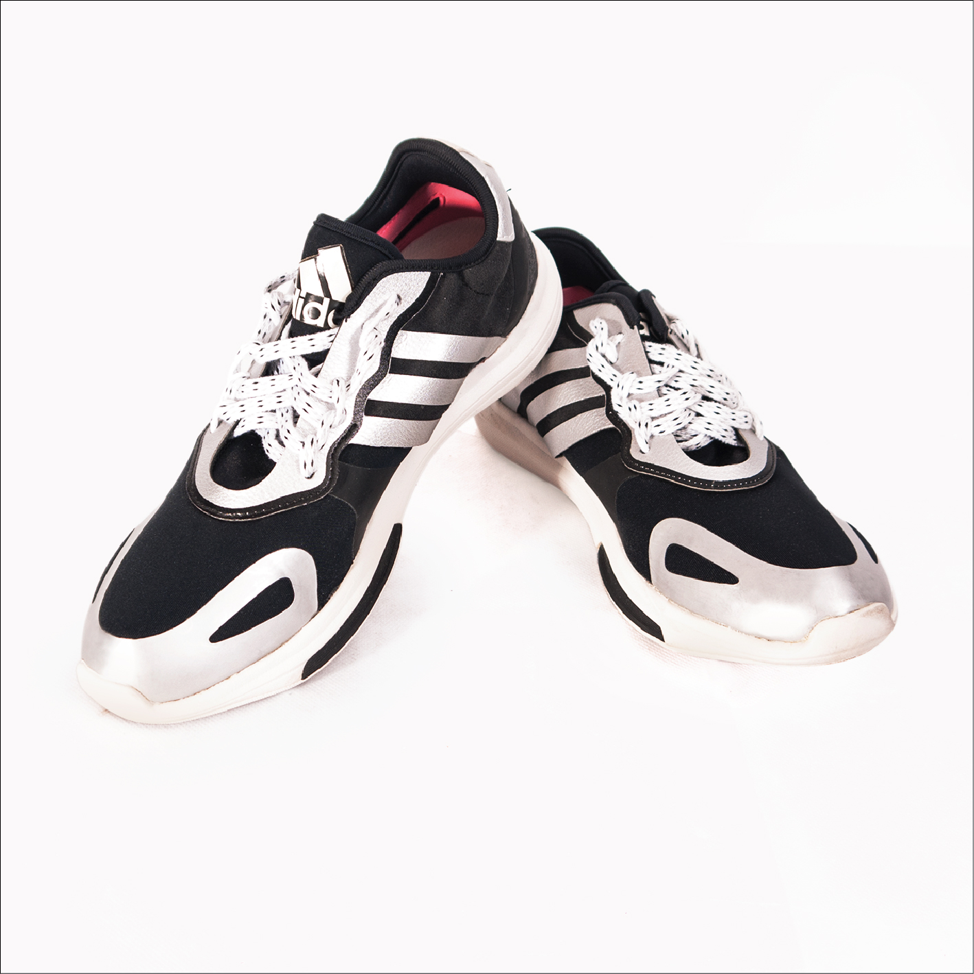 G 150068 รองเท้าผ้าใบ adidas ราคาเช่า 240 บาท ต่อ 1 วัน