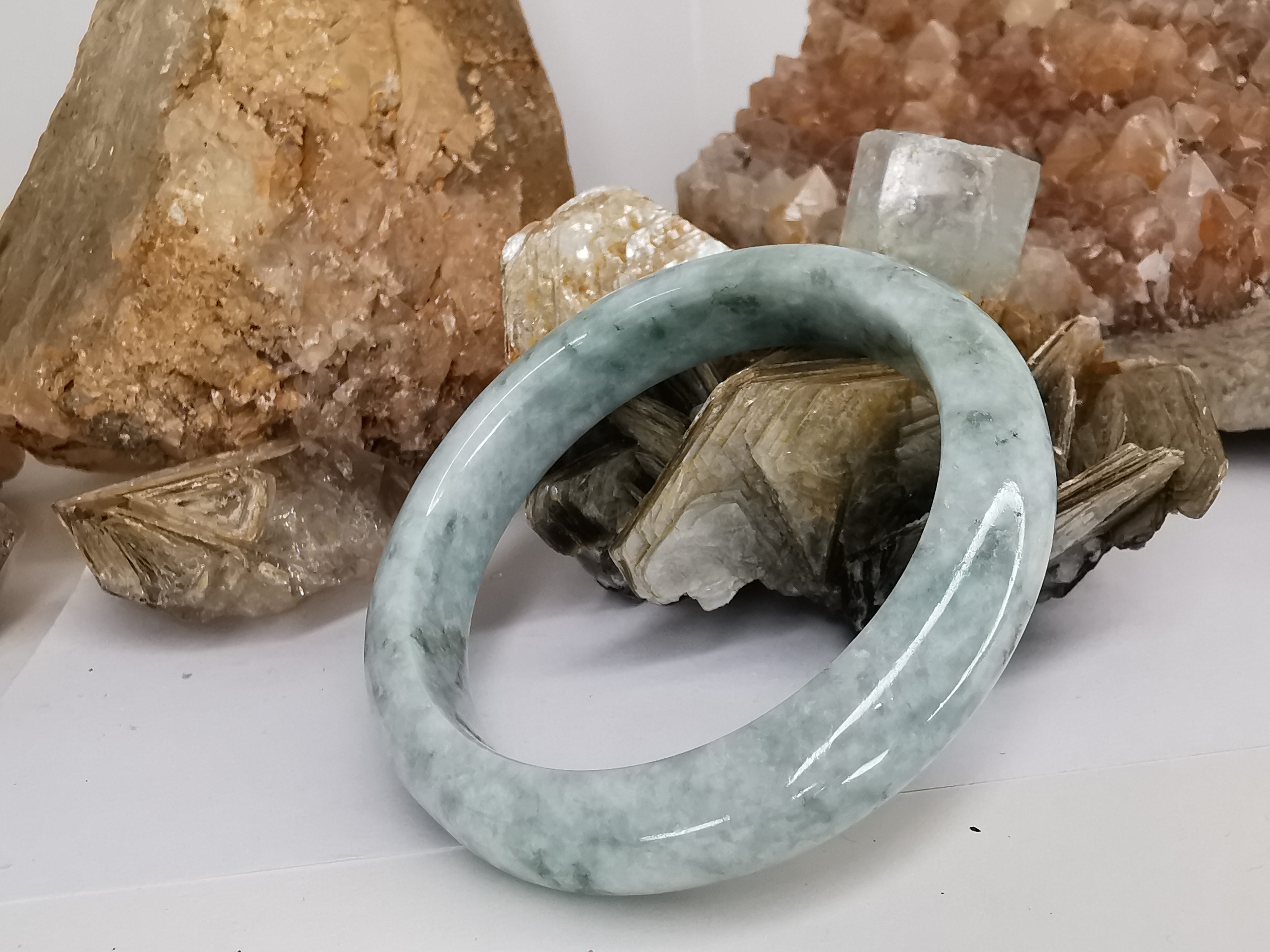 Green White Bangle กำไลหยกเจไดต์แท้ Diameter/ เส้นผ่านศูนย์กลางด้านใน 56 mm.