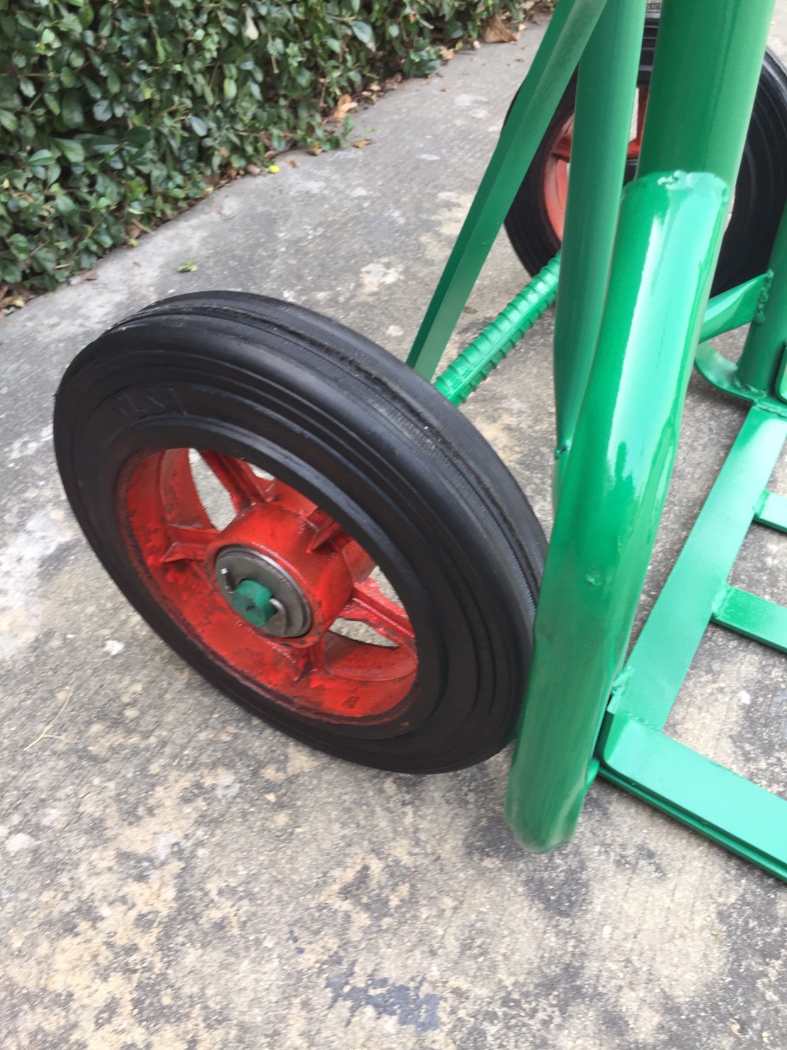รถเข็นเหล็ก 2ล้อฐานโค้ง ล้อแม็กซ์ ยางตัน (เข็นน้ำ เข็นของ สัมภาระ)-สีเขียว
