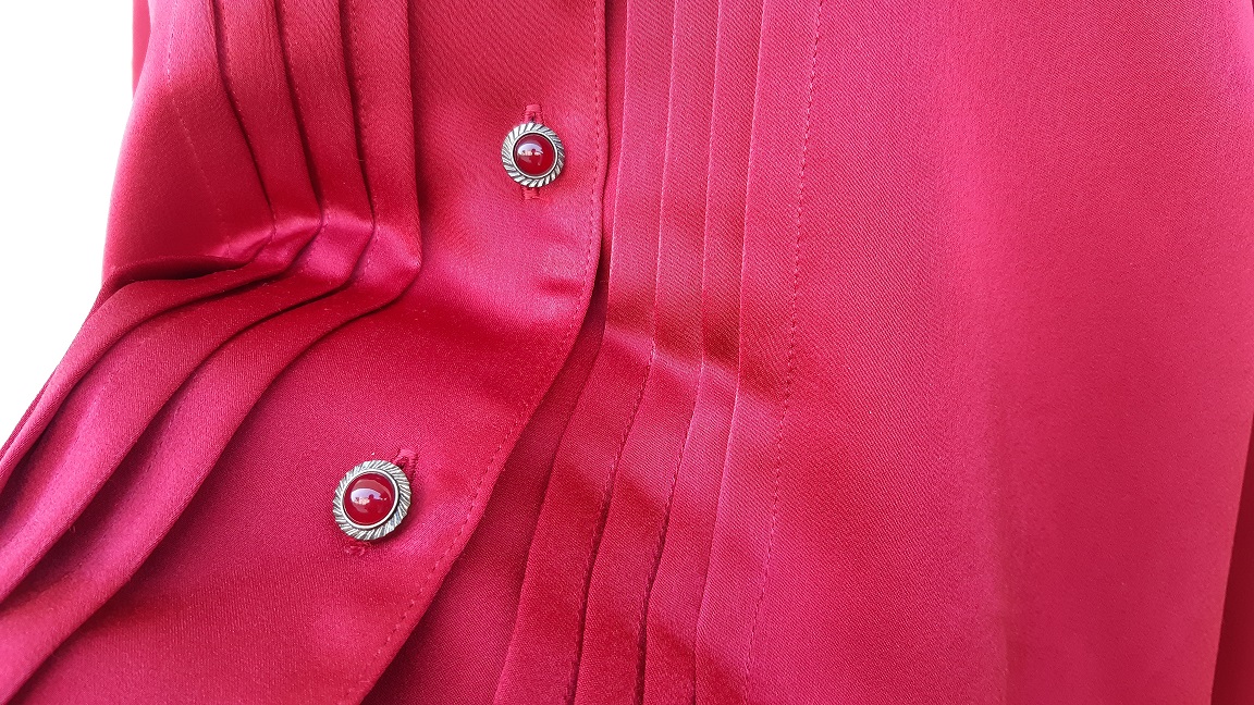 เสื้อเชิ้ตผ้าซิลค์สีแดง แขนอัดพลีทเก๋มาก