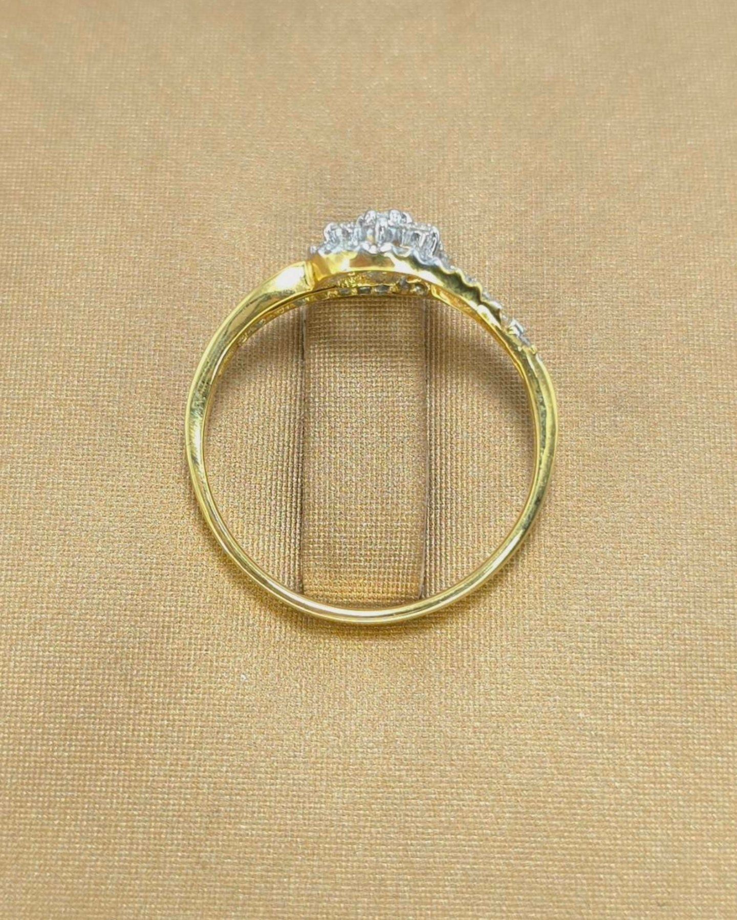 แหวนทองคำ 18K เพชรเกสร 2.5 ตัง 7 เม็ด 1 ตัง 22 เม็ด รวม 39.5 ตัง น้ำ 97-98 ความสะอาด vvs ไซส์ 54 หน้ากว้าง 8.5 มิล น้ำหนัก 2 กรัม ราคา 8,250.-(Net)