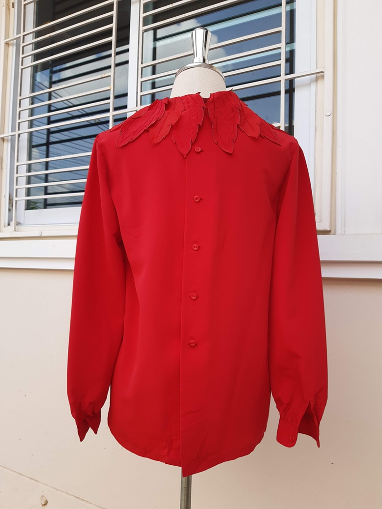 เสื้อวินเทจแขนยาวสีแดง งานกระดุมหลัง ปกใบไม้แต่งเพชรถอดได้