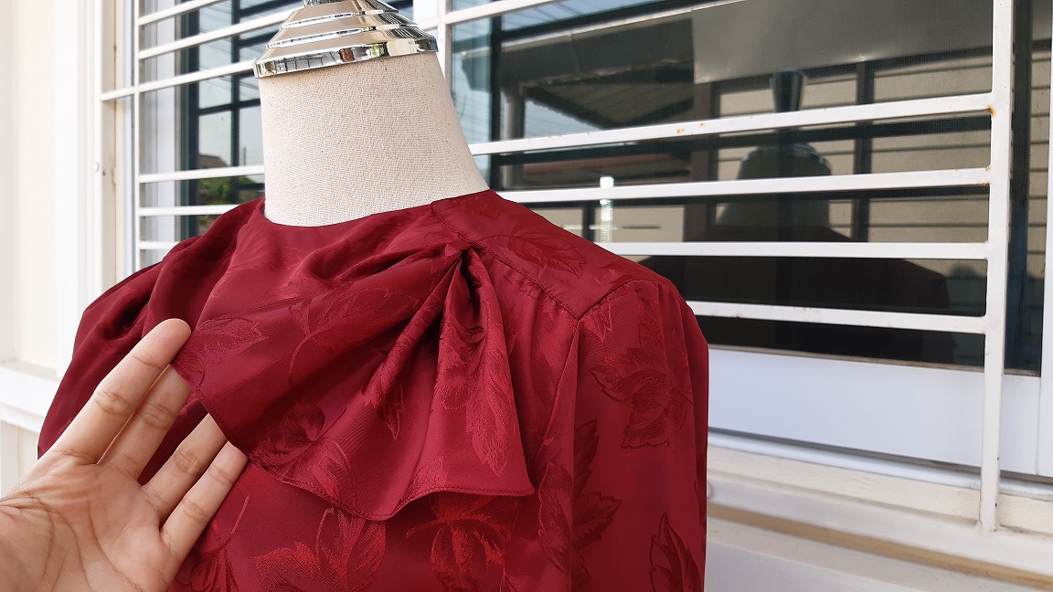 เสื้อวินเทจซาตินสีแดง