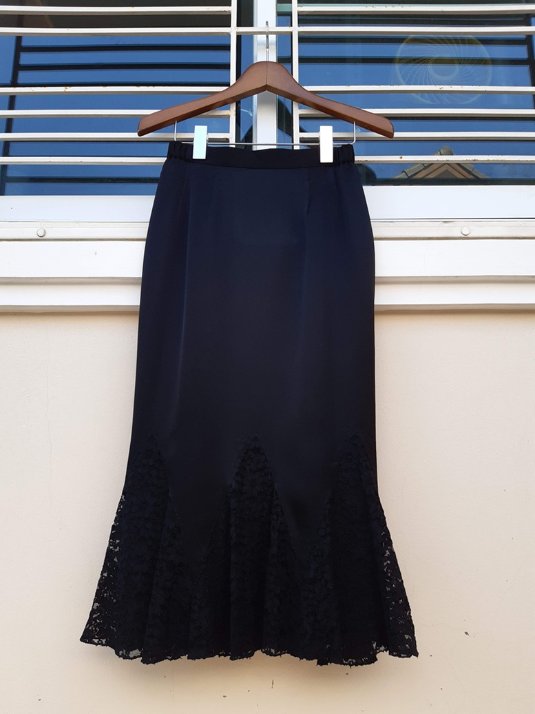 กระโปรงวินเทจทรงหางปลาสีดำ ชายต่อผ้าลูกไม้