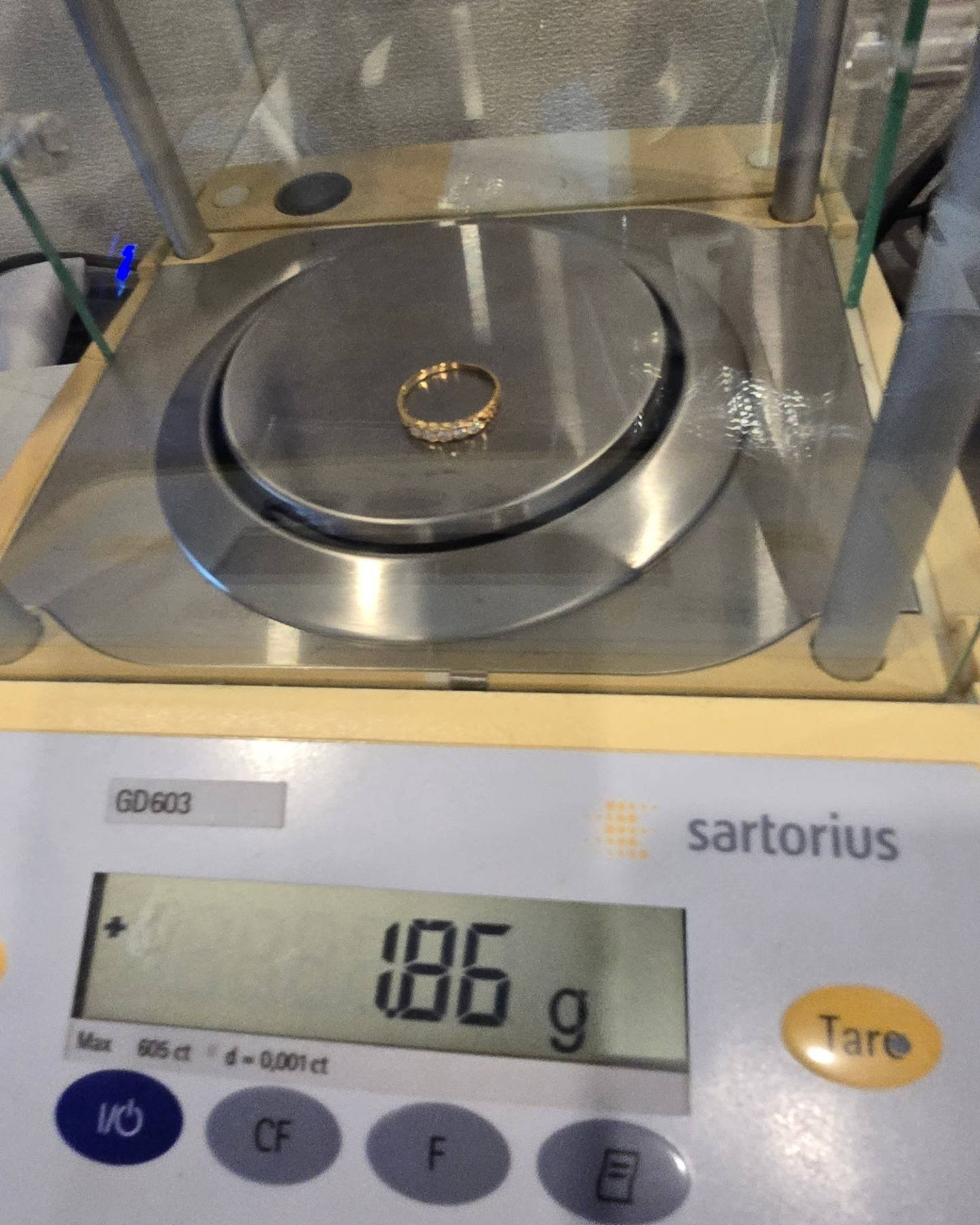 🚫ปิดการขาย(SoIdOut)🚫แหวนทองคำ 18k งานเก่า เพชรเกสร 5 ตัง 5 เม็ด รวม 25 ตัง น้ำ 96-97 ความสะอาด vvs-vs ไซส์ 55 น้ำหนัก 1.86 กรัม ราคา 6,500.-(Net)