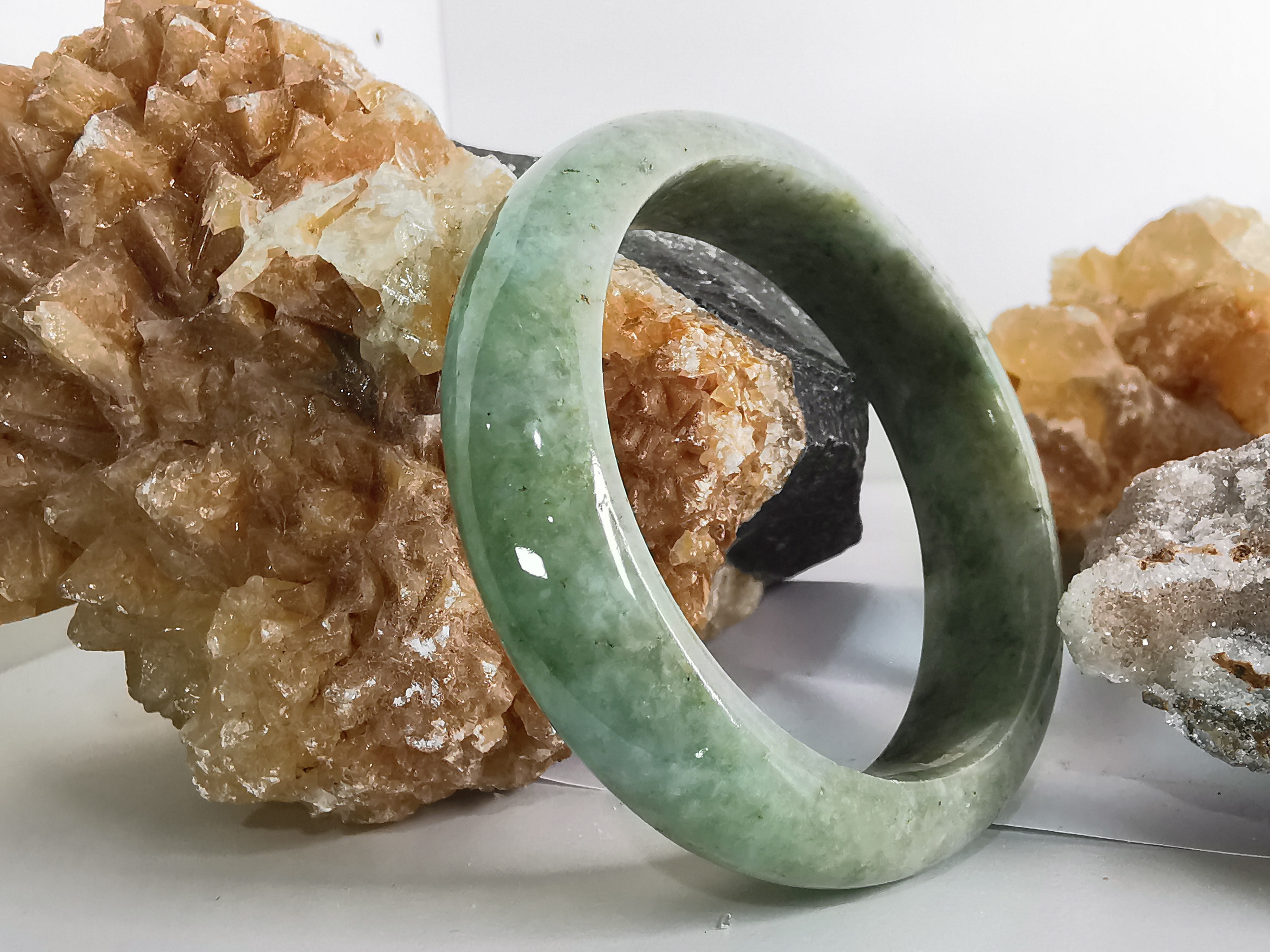 Green Yellow Bangle กำไลหยกเจไดต์แท้ Diameter/ เส้นผ่านศูนย์กลางด้านใน 53 mm.