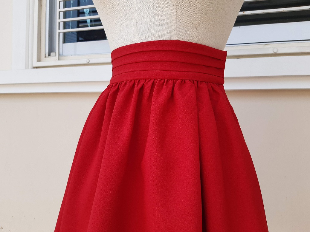 กระโปรงสั้นสีแดง